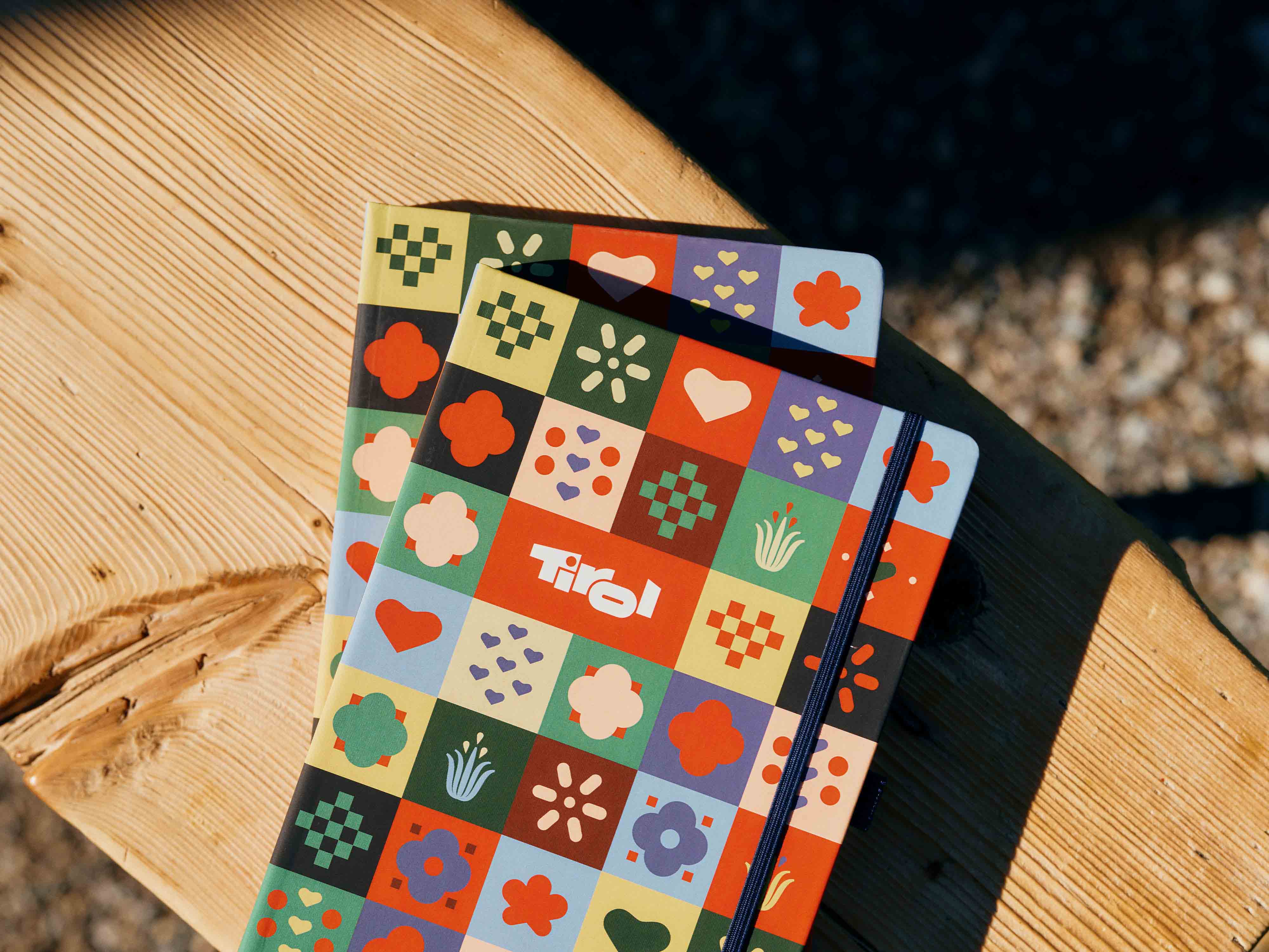 Tirol Notizbücher "Tirol" liegen auf einem Holz