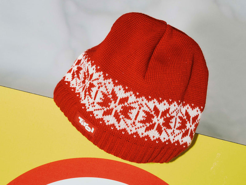 Rote Tirol Mütze "Star" auf einer Informationstafel im Schnell