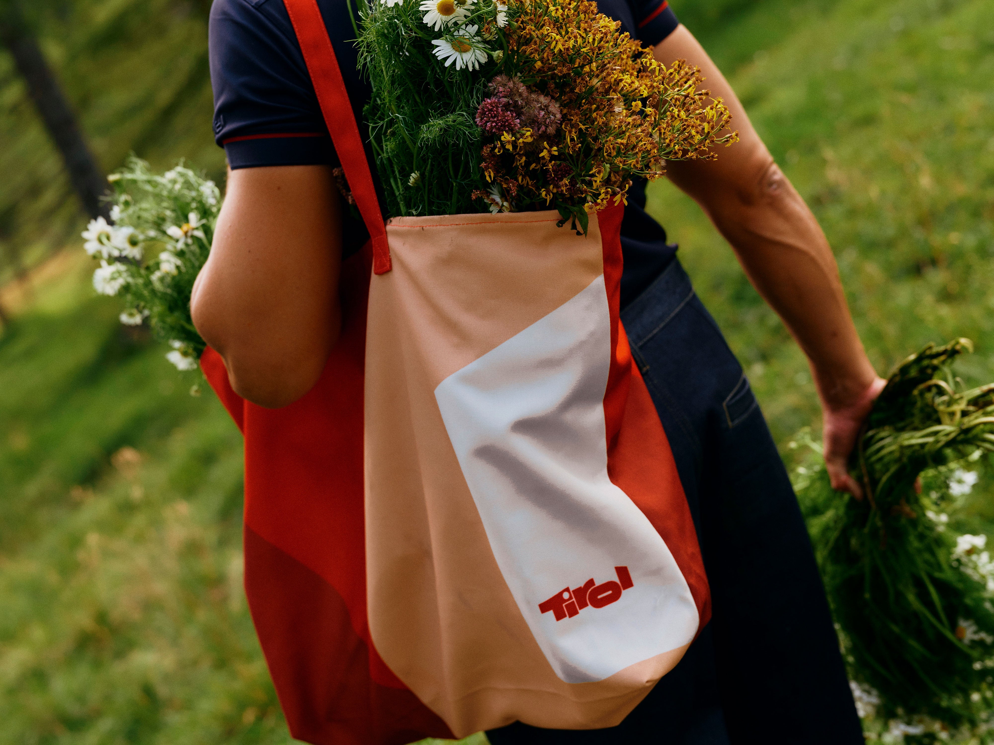 Tirol Shirts auf einer Wäscheleine in der Tiroler Landschaft