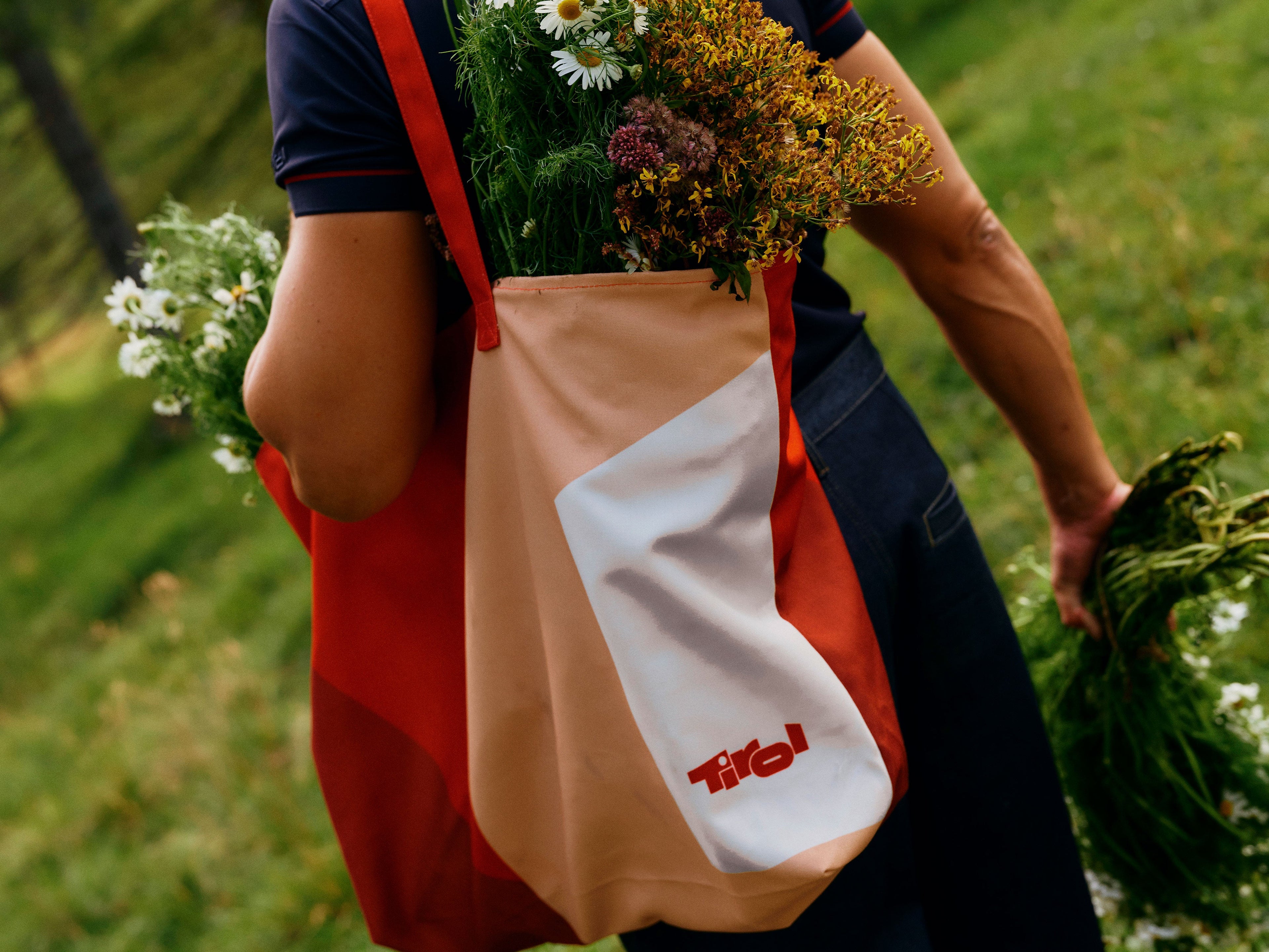 Tirol Shirts auf einer Wäscheleine in der Tiroler Landschaft