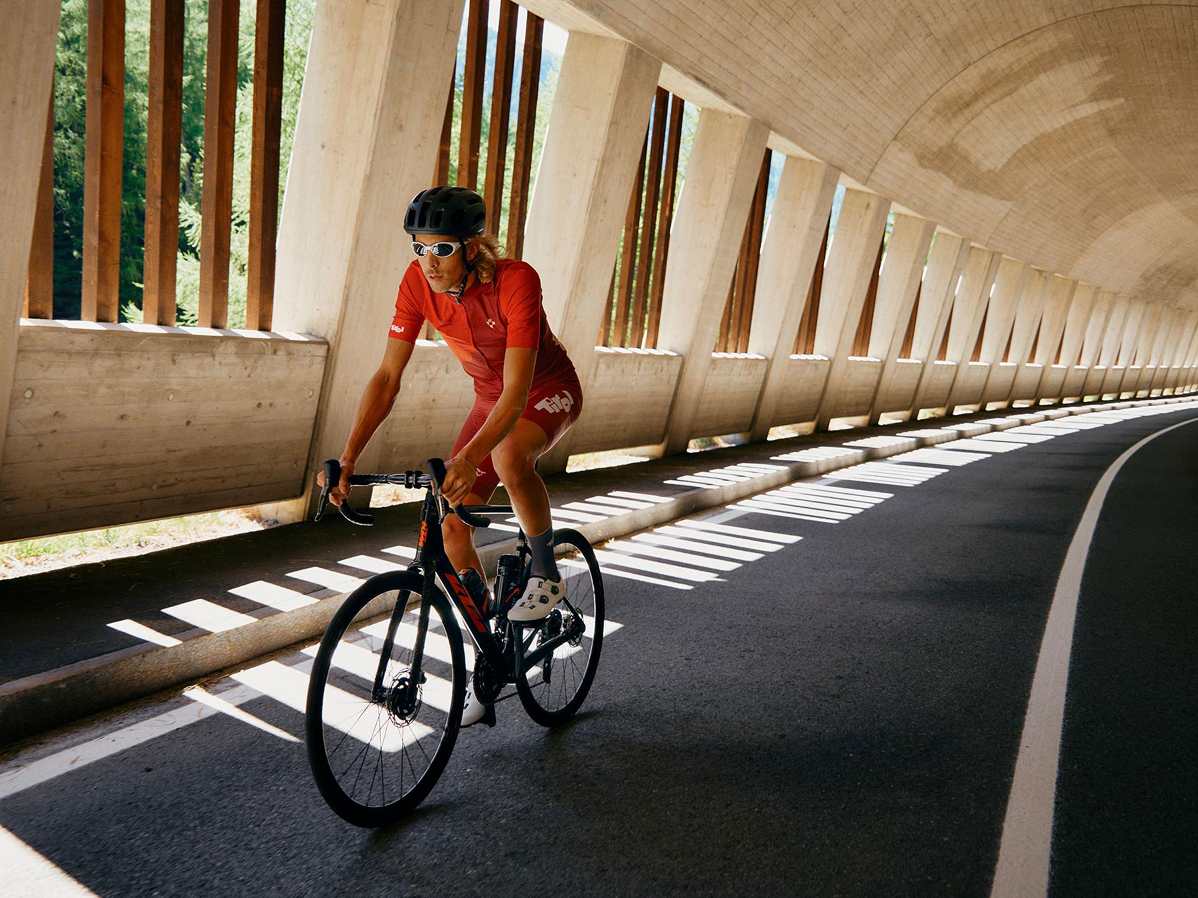 Rennradfahrer im Tirol Radtrikot