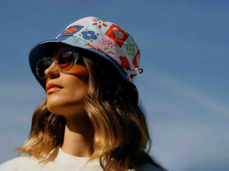 Frau mit buntem Tirol-Hut