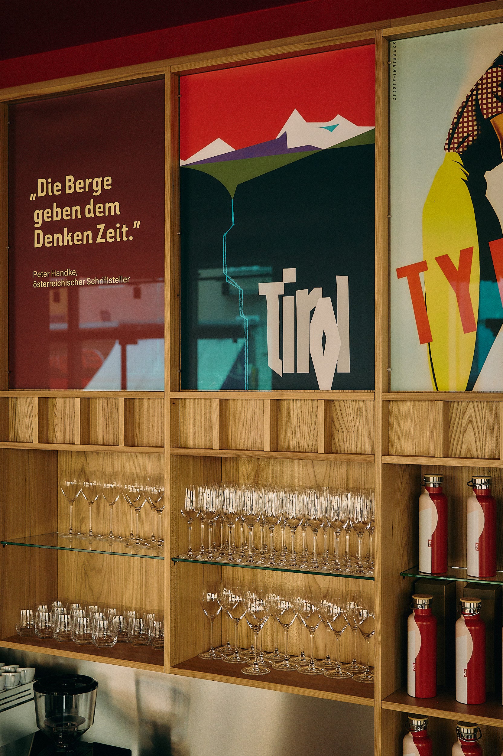 Rückwand im Moments Tirol mit Plakaten