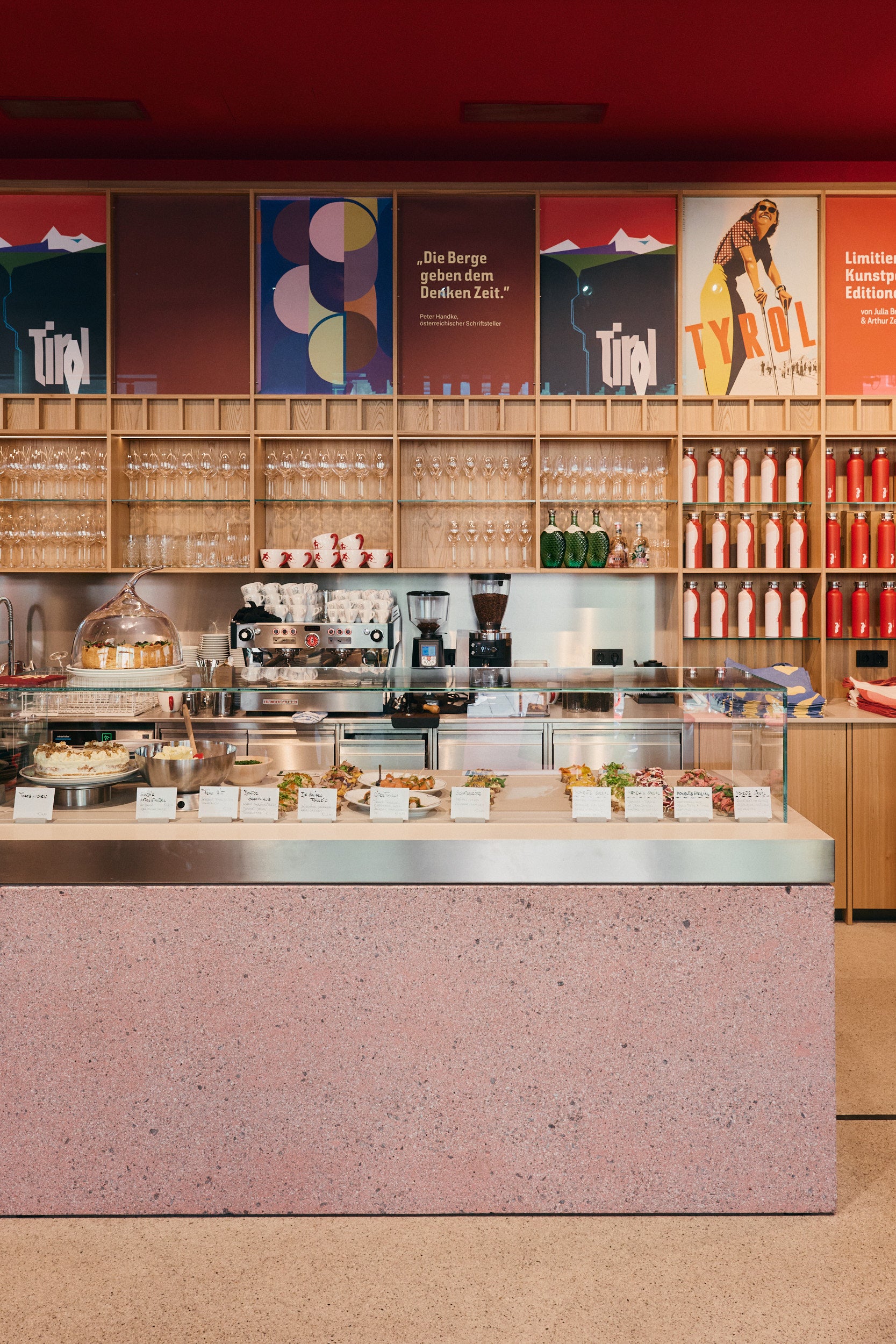 Empfangsbereich der Gastro im Moments Tirol
