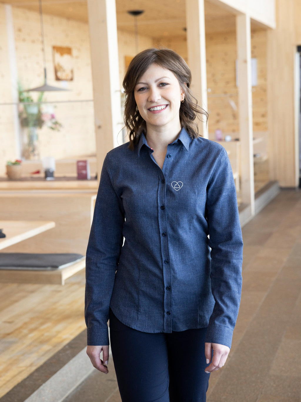 Dame trägt Bluse Annabell aus 100% Baumwolle