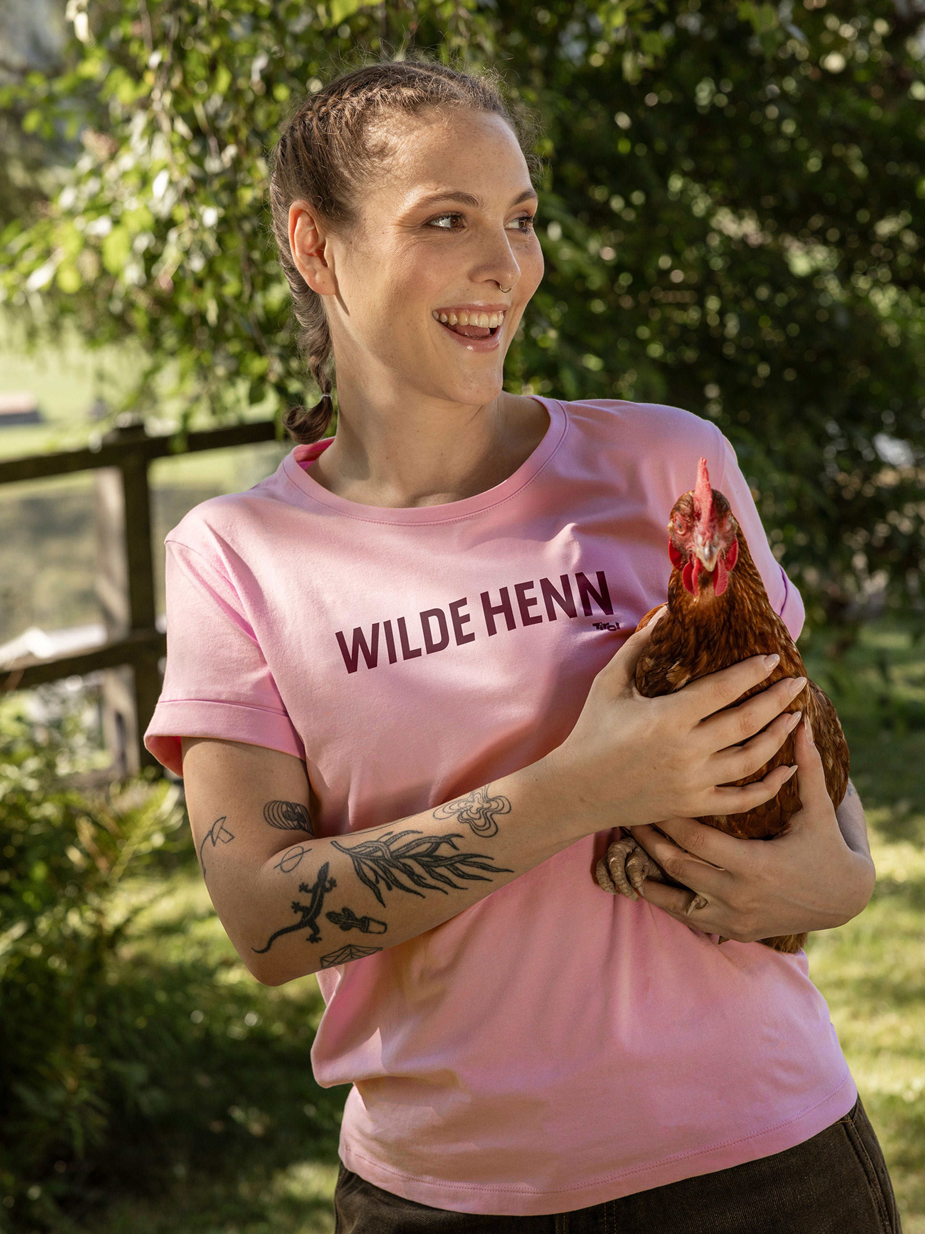 Dame mit Rosa Tshirt Wilde Henn mit Henn in der Hand