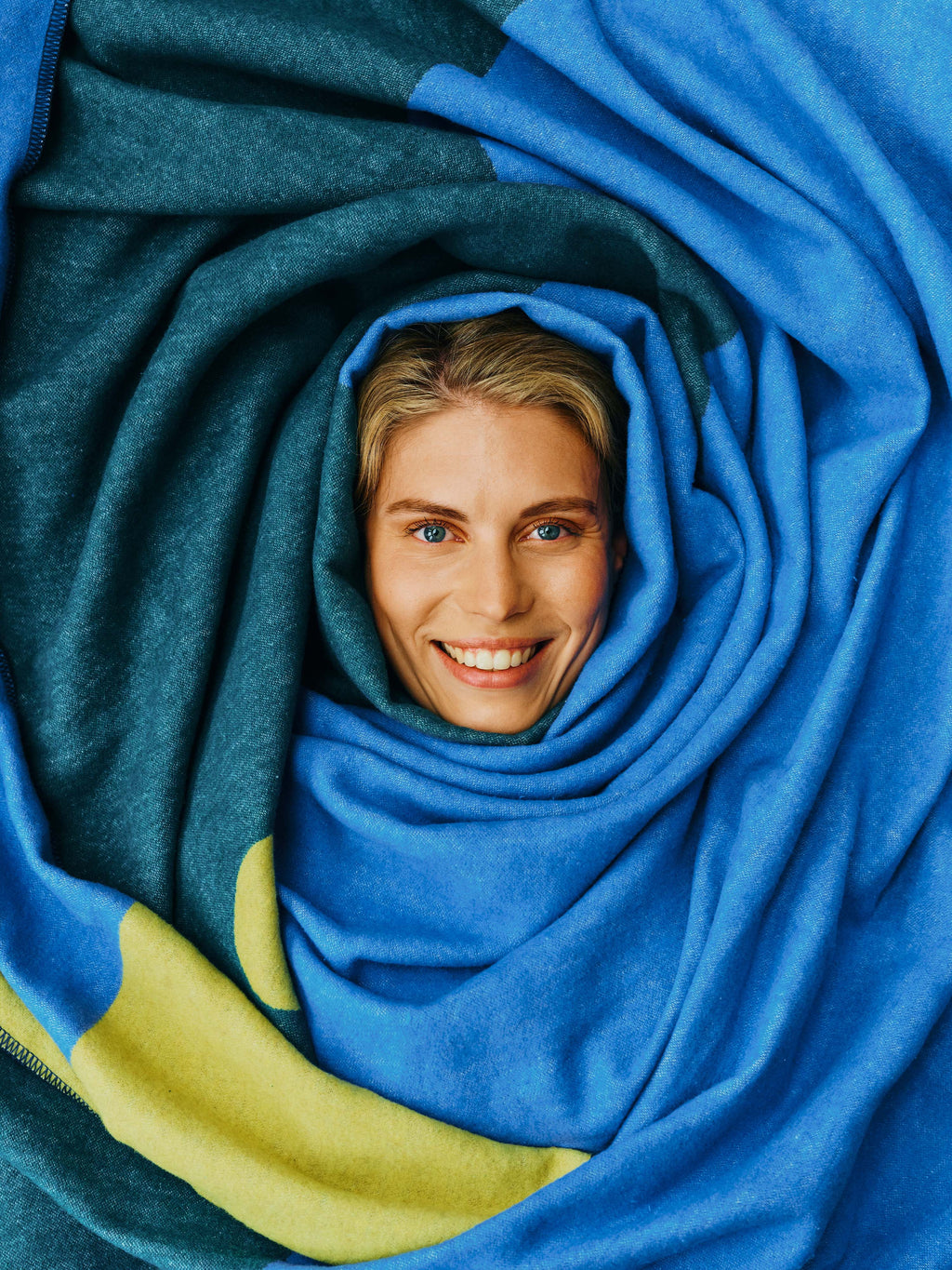 Frau in Decke "Clemens" eingehüllt