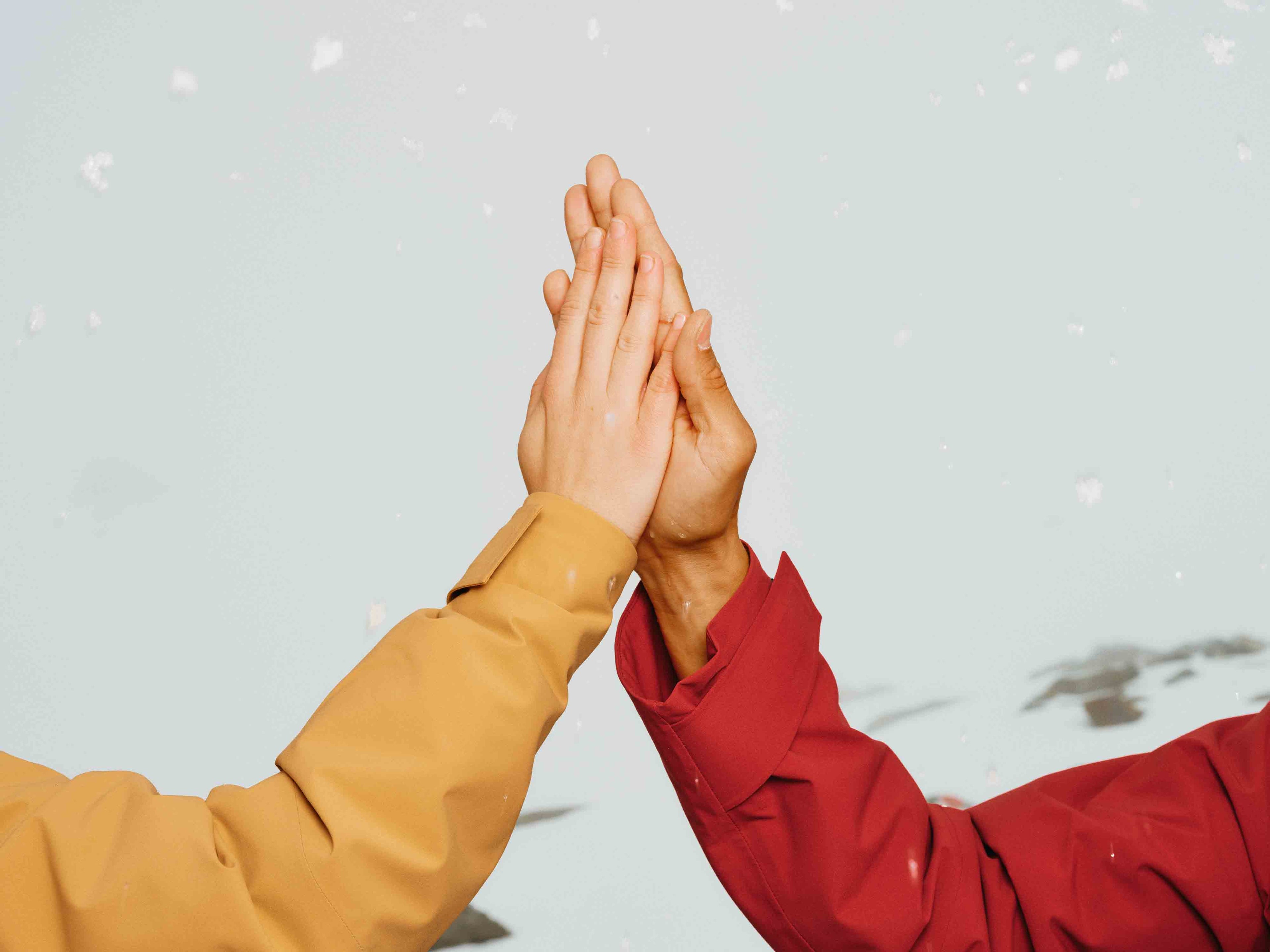 Handschlag mit einer Damen und Herren Hand dazu die Winterjacken "Toni"