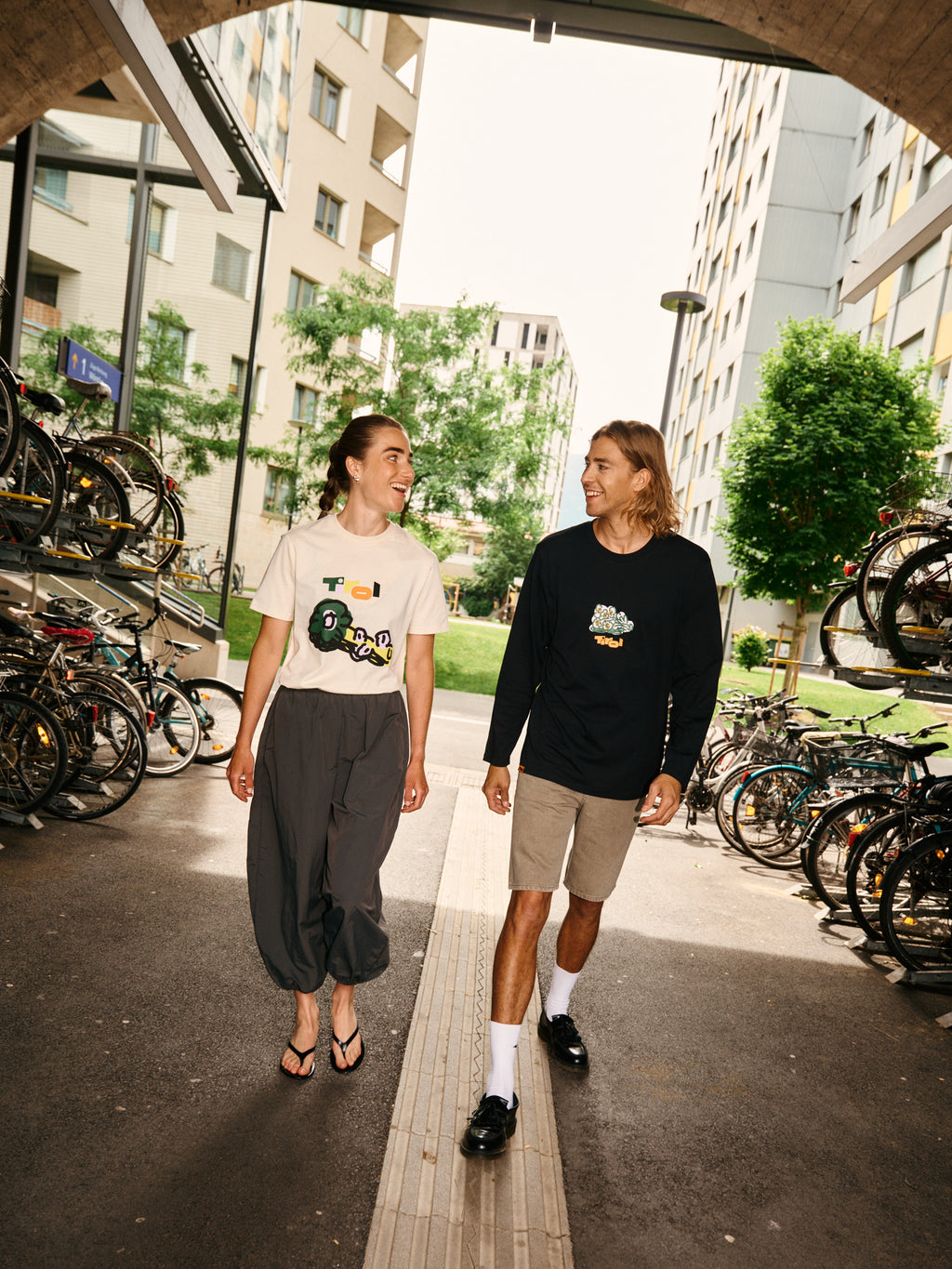 Beiges T-Shirt und schwarzes Longsleeve aus der HNRX Kollektion 2026