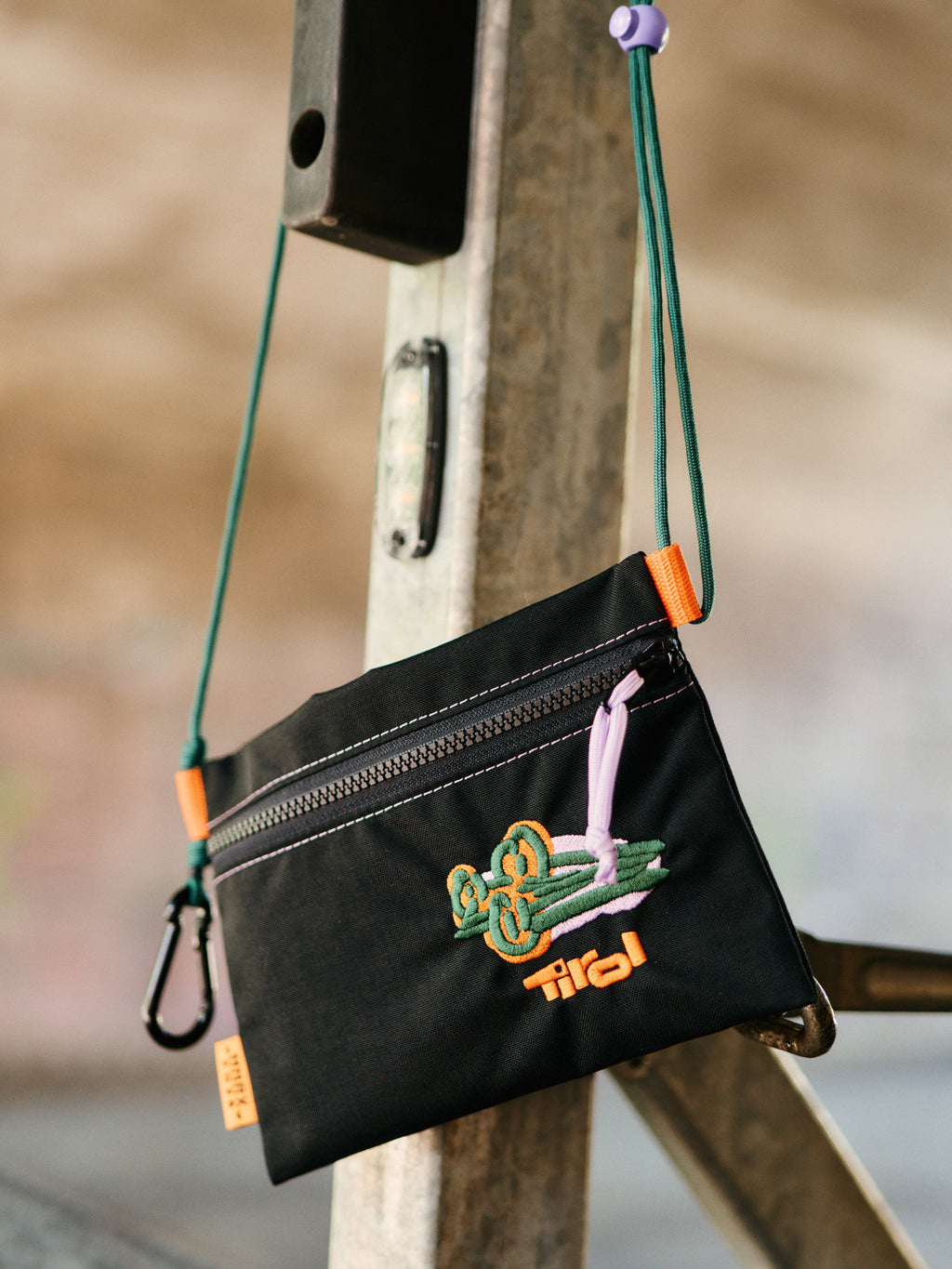 Schwarze Tasche von HRNX mit Blumen-Detail