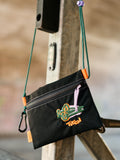Schwarze Tasche von HRNX mit Blumen-Detail
