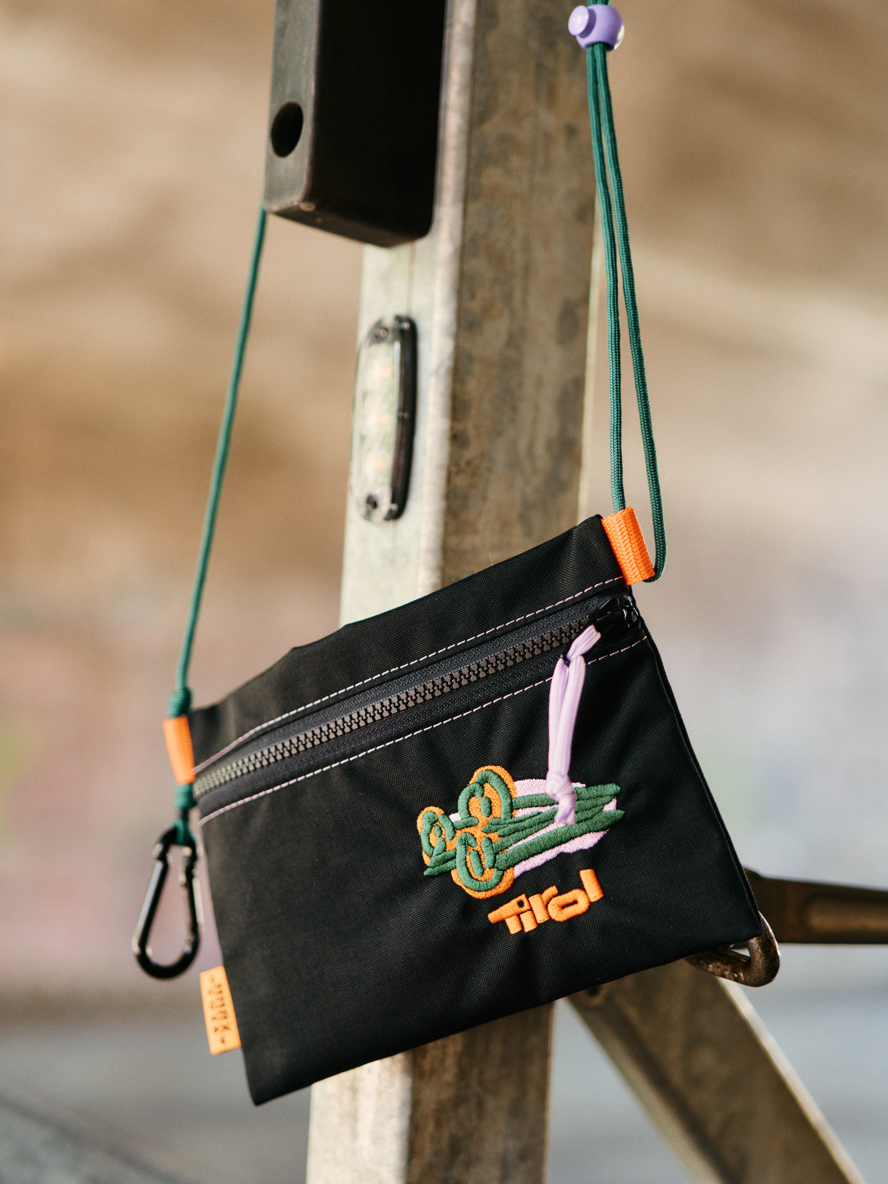 Schwarze Tasche von HRNX mit Blumen-Detail
