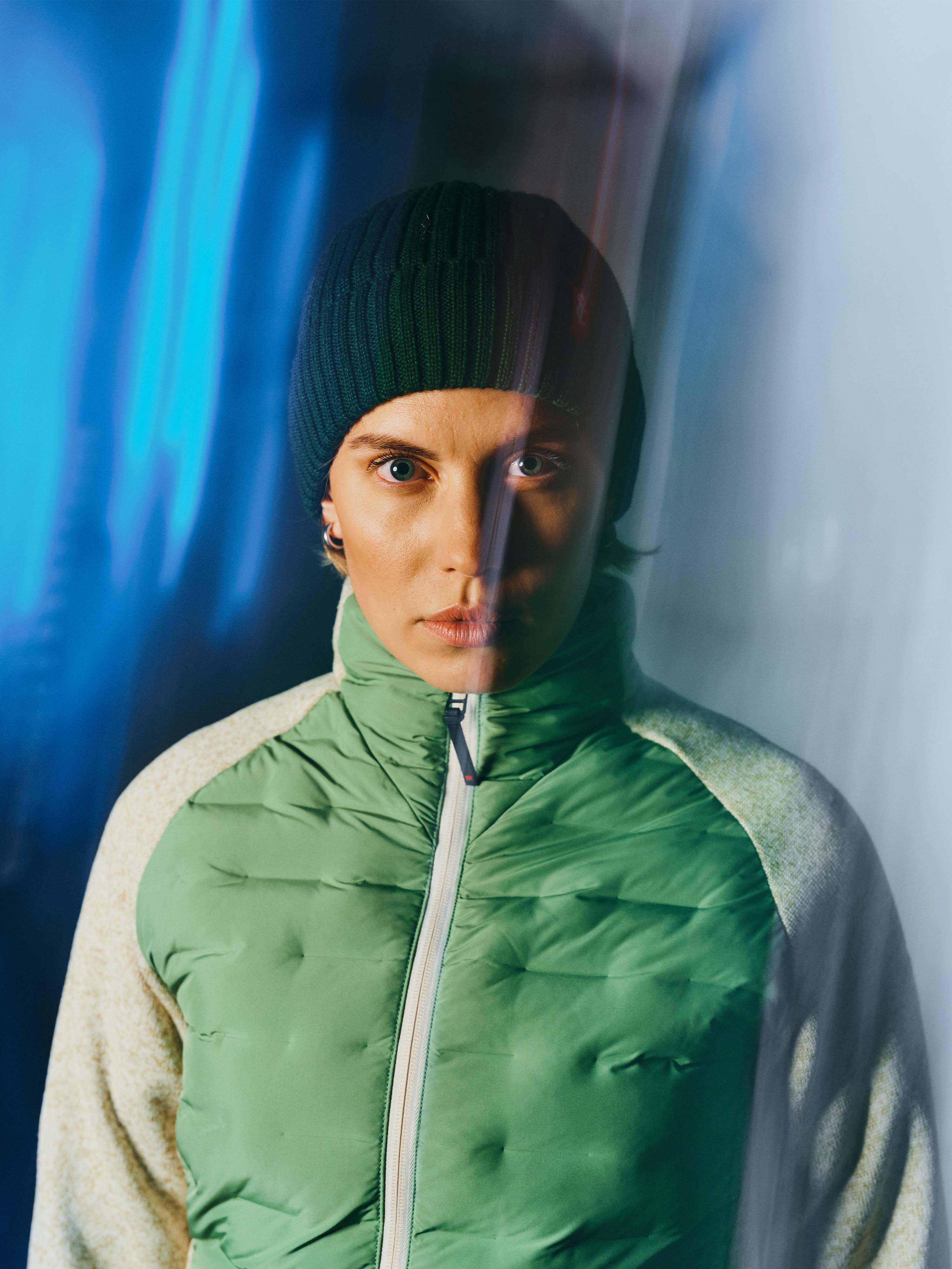Eine Dame trägt die Jacke "Tini" mit geschlossenem Front-Reißverschluss und Stehkragen.