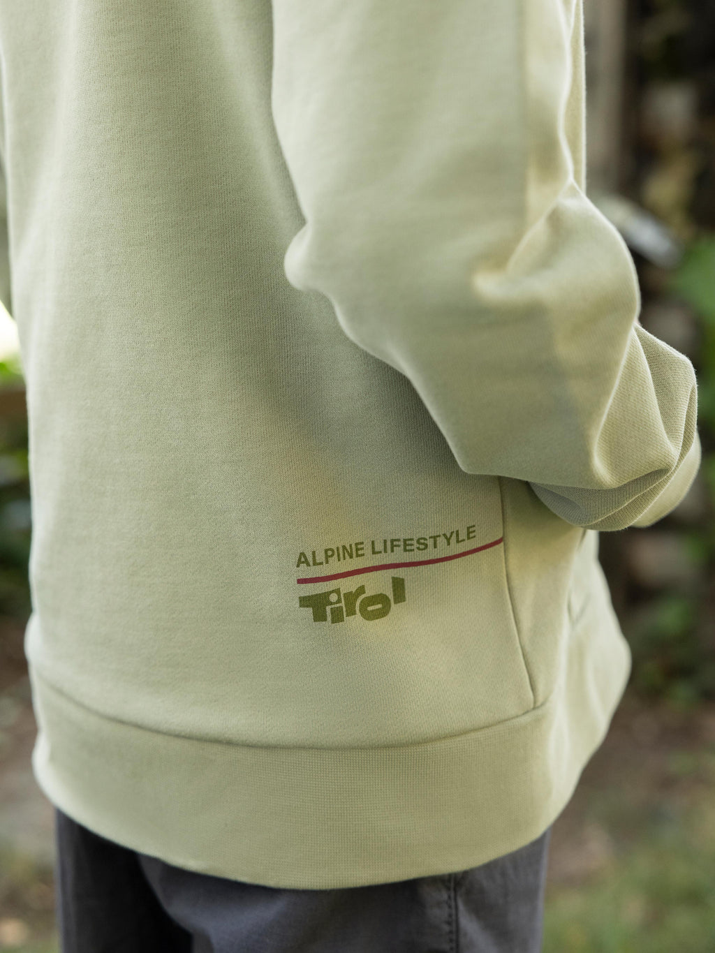 Kinder Hoodie "Bergwelt" mit kleinem „Alpine Lifestyle Tirol“ Waterbaseprint auf der Rückseite
