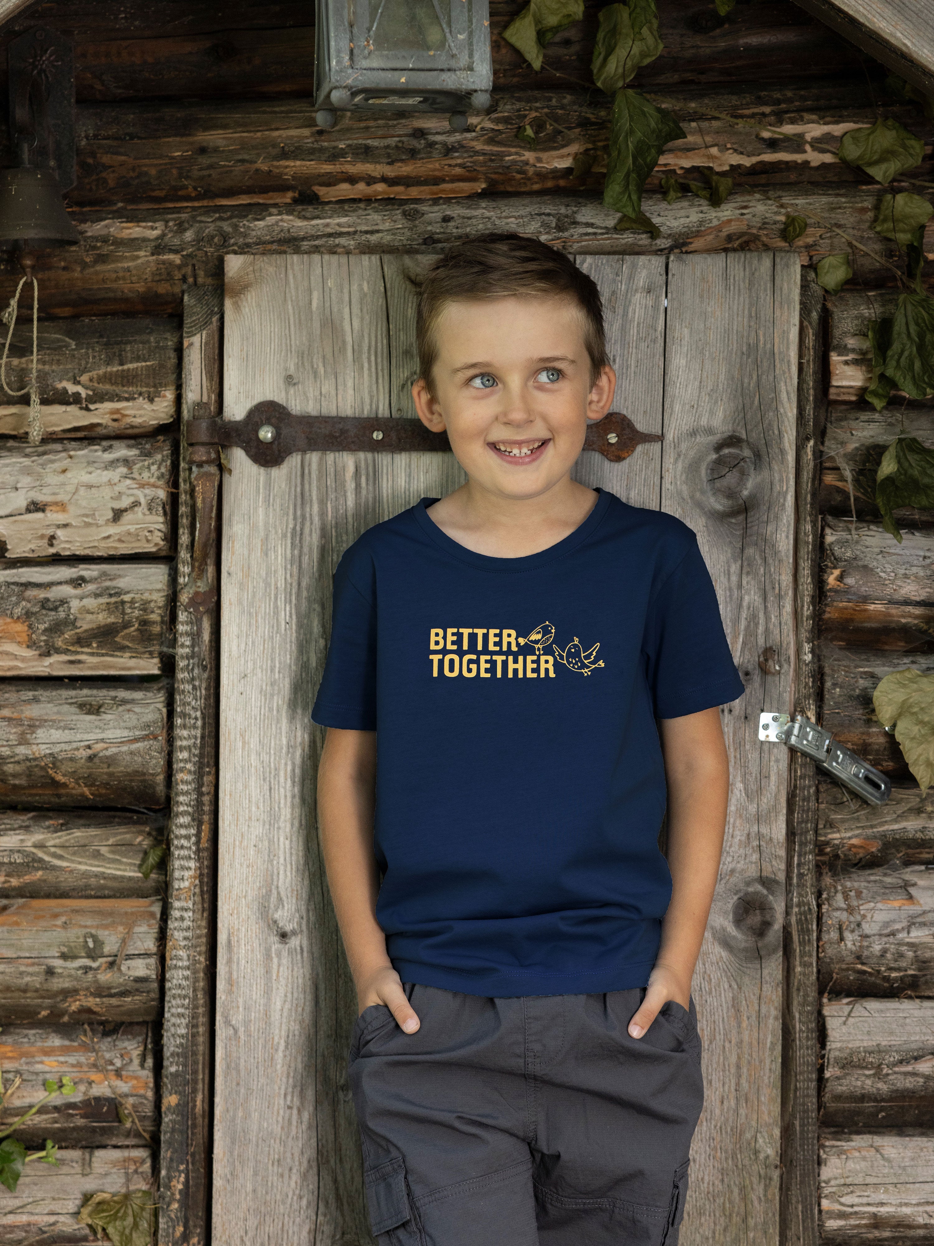 Junge mit Blauen T Shirt 