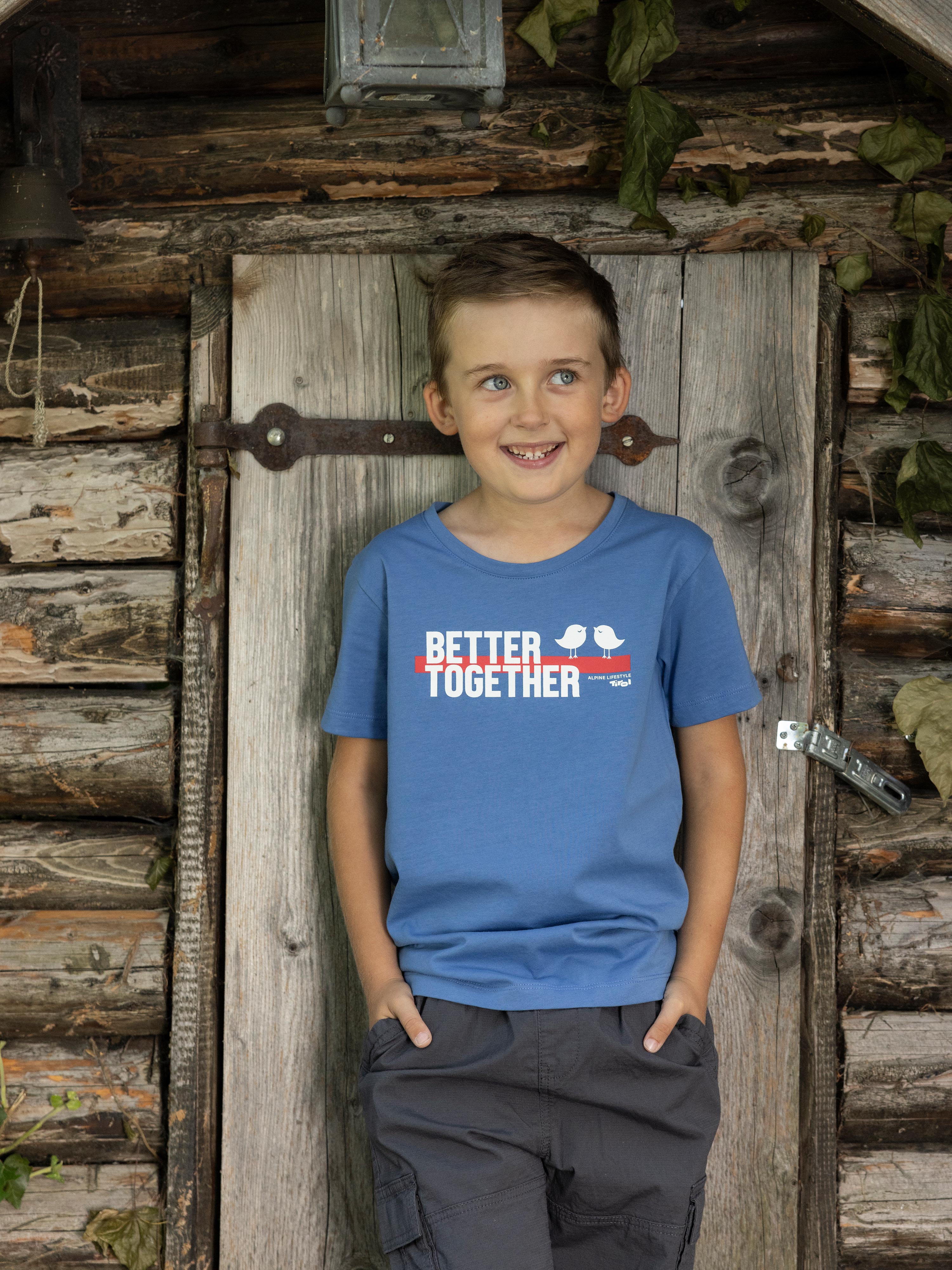 Junge trägt Kinder TShirt Better together 