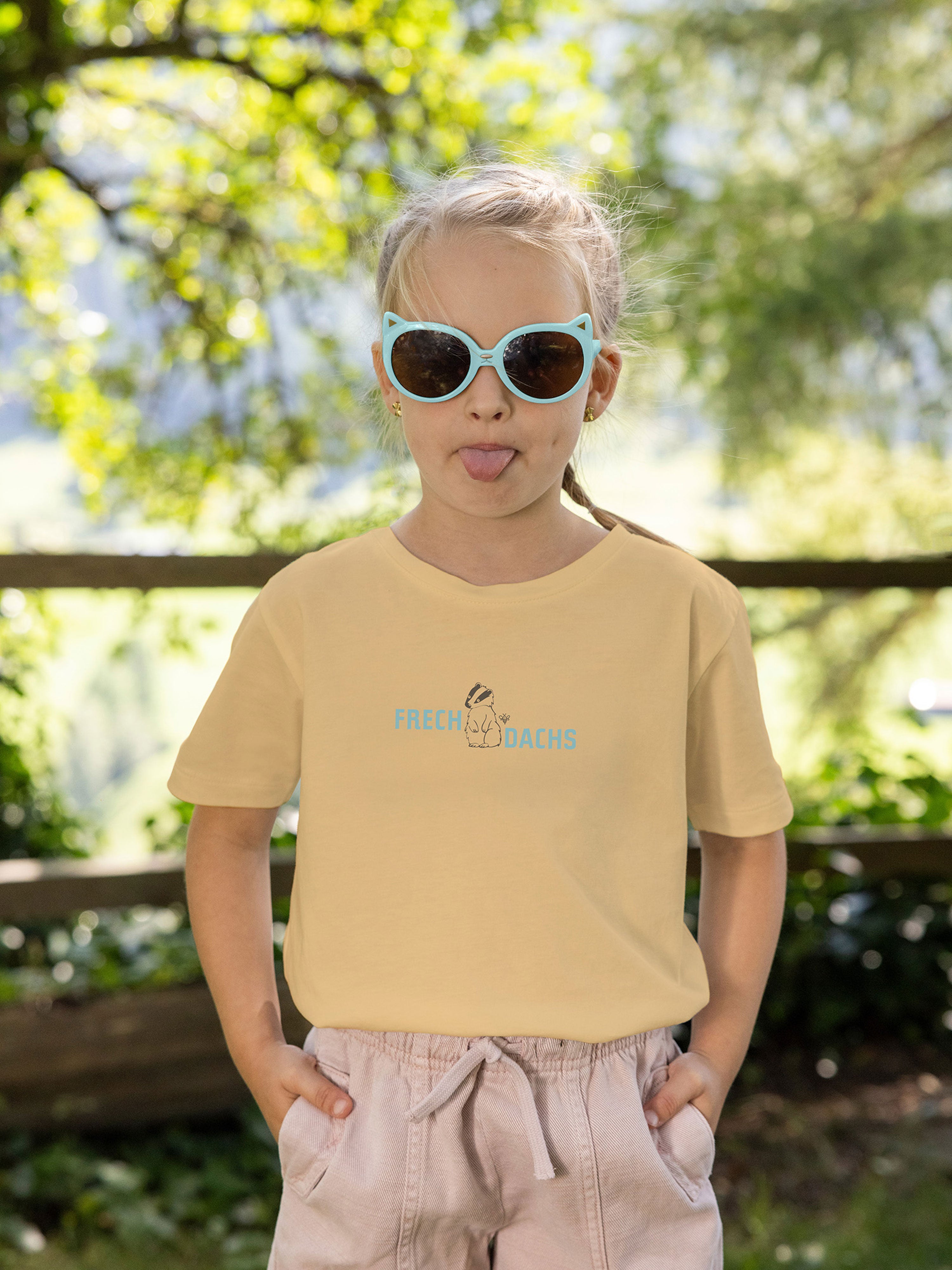 Mädchen trägt T Shirt Frechdachs aus Bio Baumwolle in der Farbe Beige