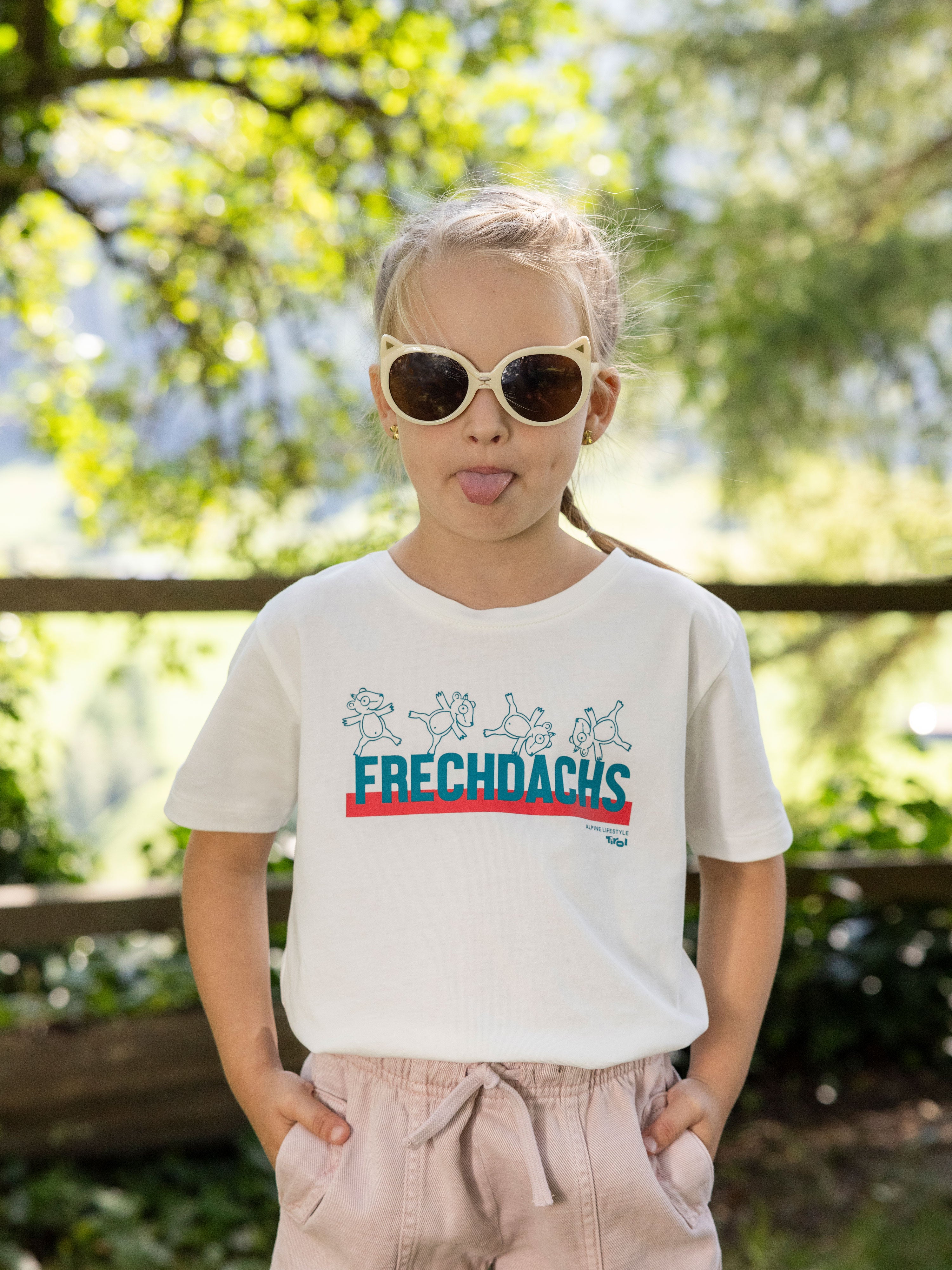 Mädchen trägt Kinder T Shirt Frechdachs