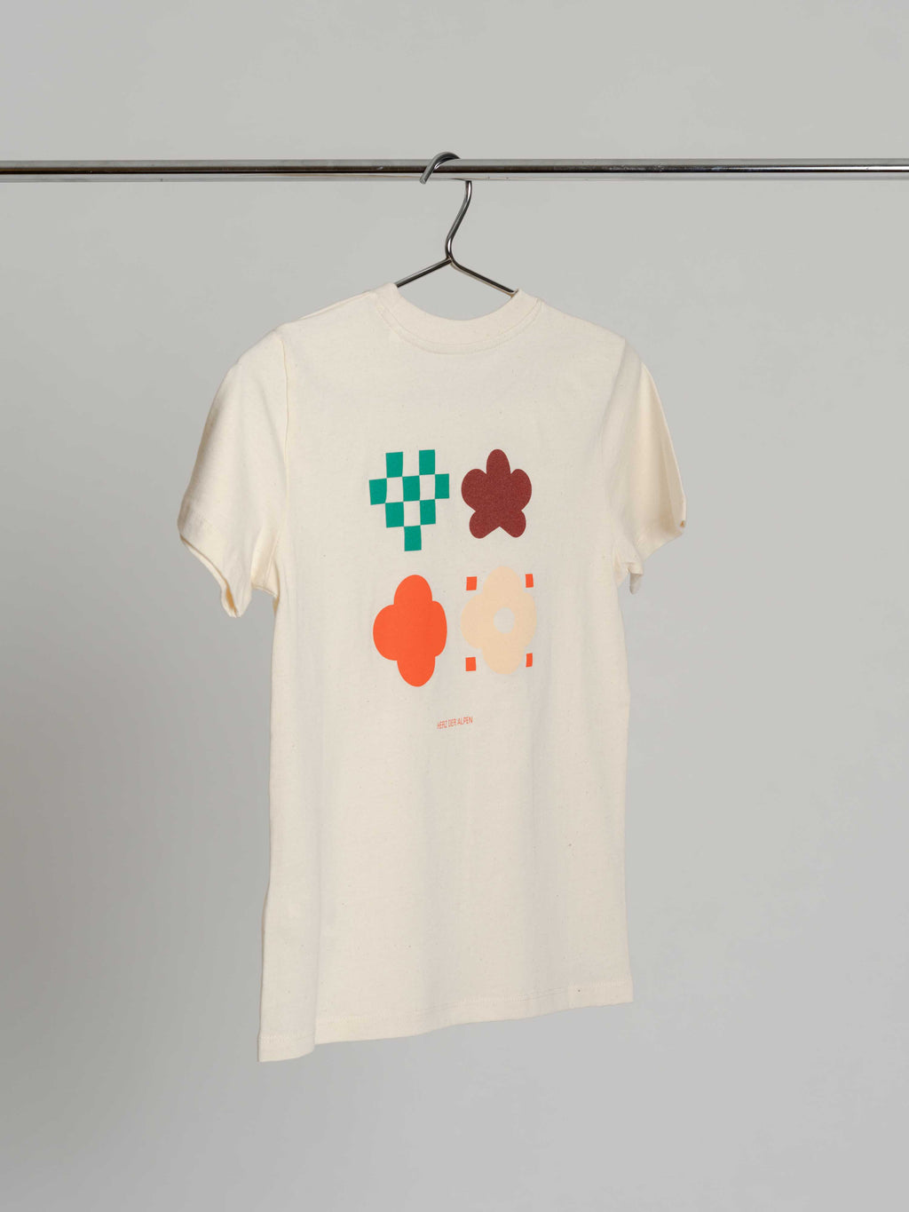 Kinder T-Shirt "Jona" in der Farbe Natur und mit Print am Rücken.