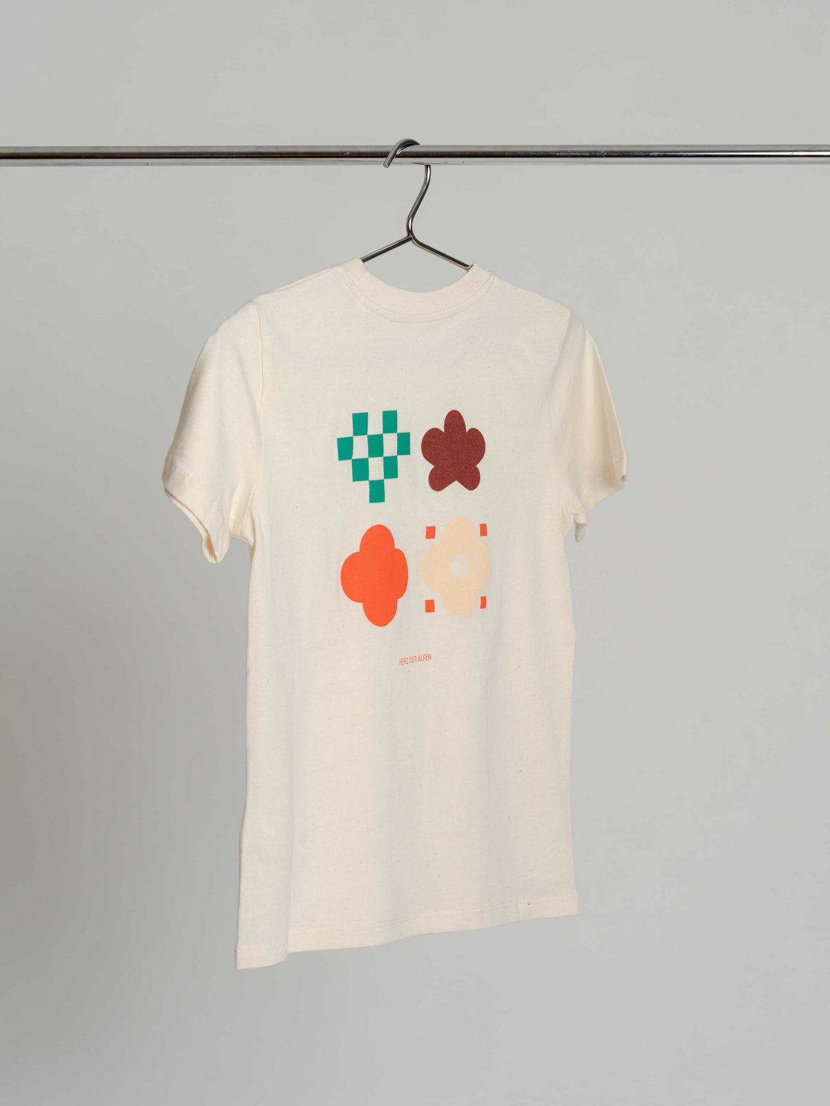 Kinder T-Shirt "Jona" in der Farbe Natur und mit Print am Rücken.