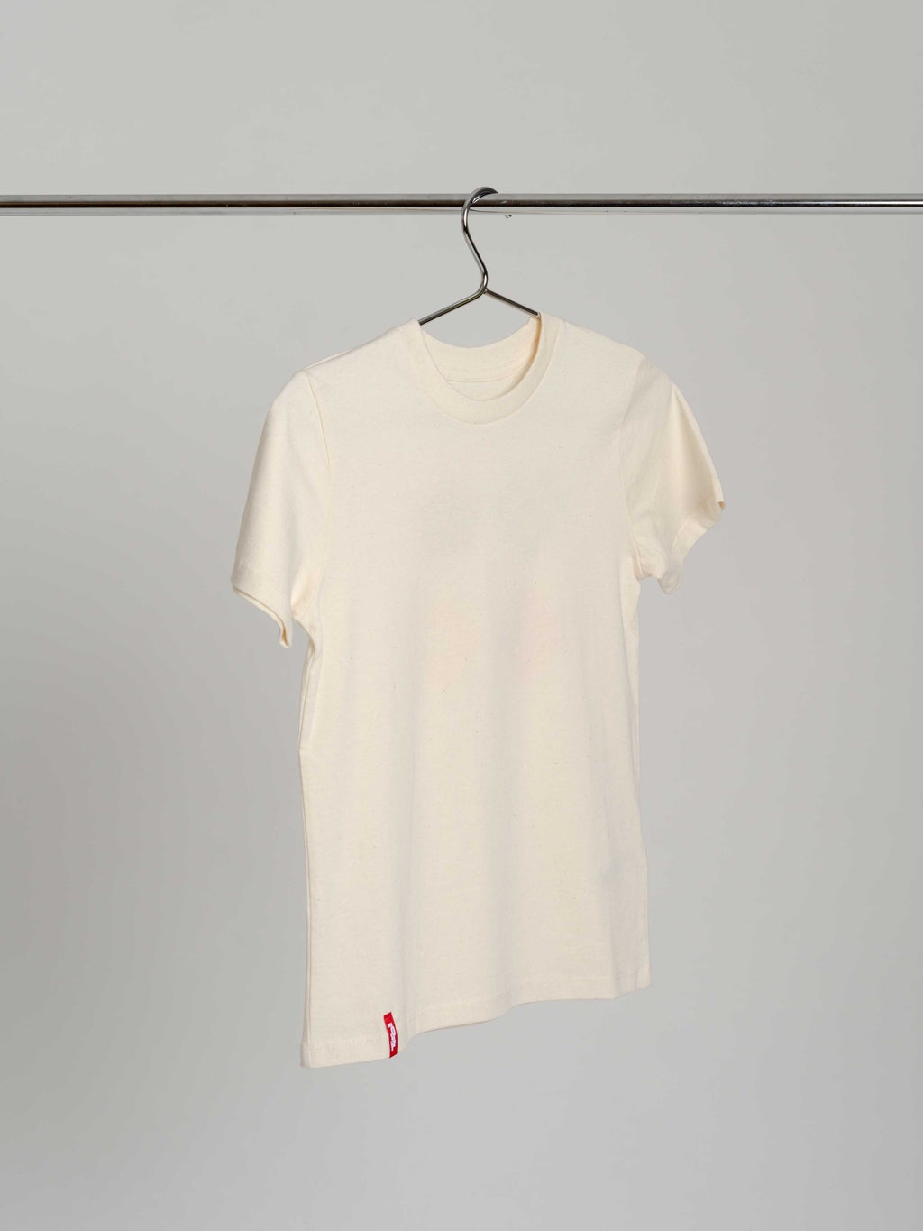 Kinder T-Shirt "Jona" in Natur mit Tirol Loop-Label am unteren Saum.