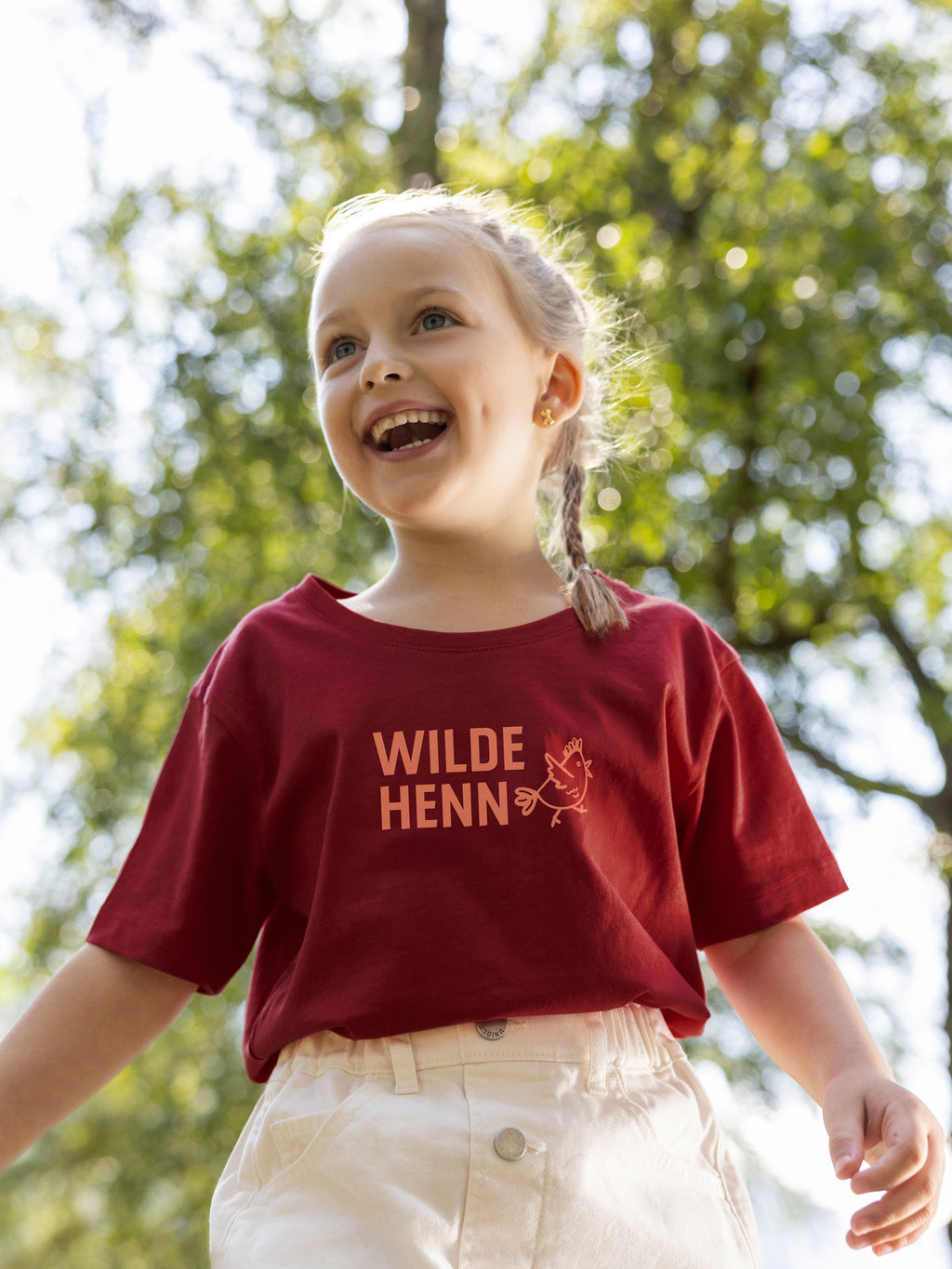 Mädchen mit T Shirt Wilde Henn in der Farbe ziegelrot 