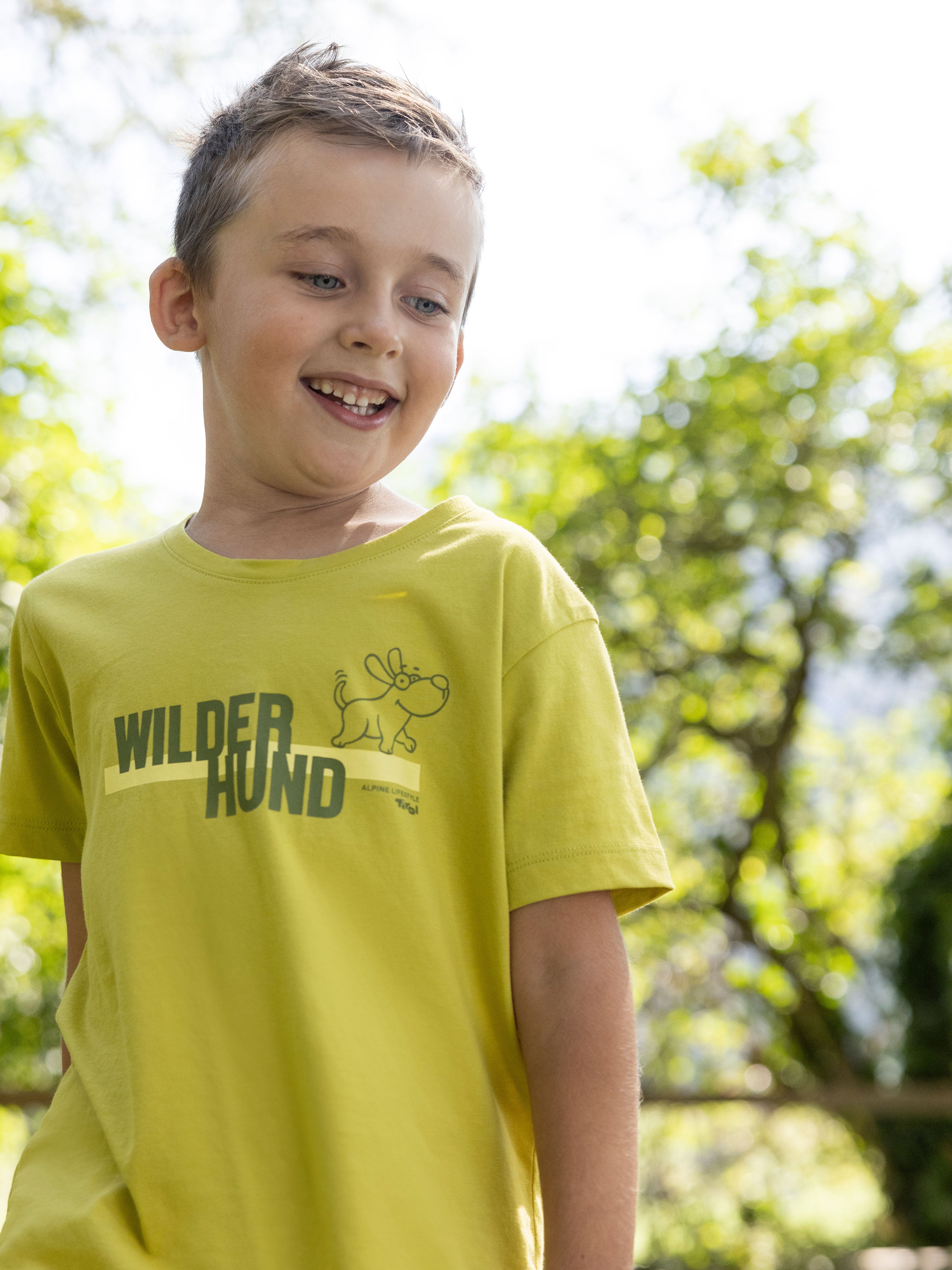 Junge Trägt T Shirt Wilder Hund 