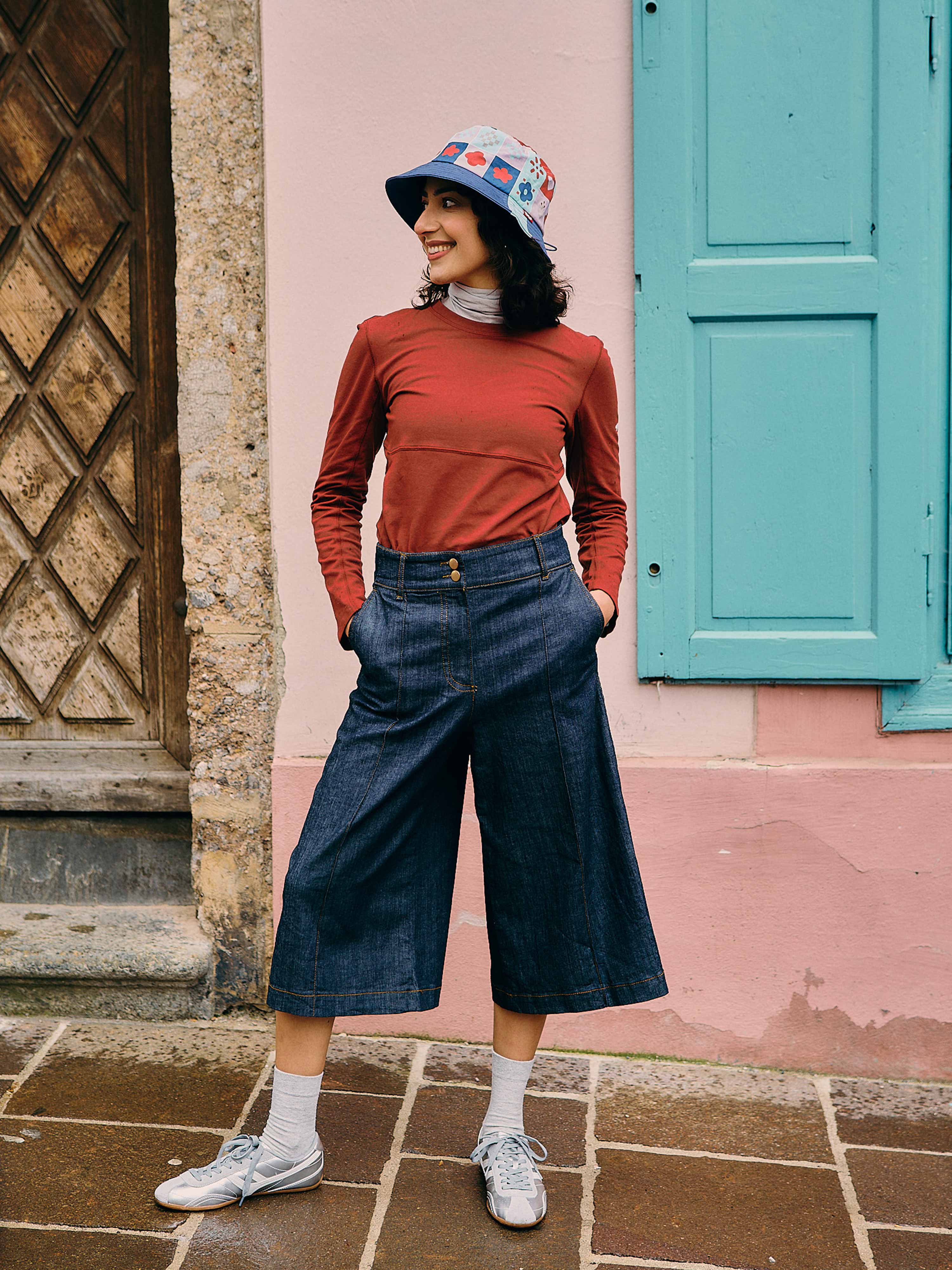 Das Longsleeve "Isabella" in Burgund kombiniert mit einer Jeans.