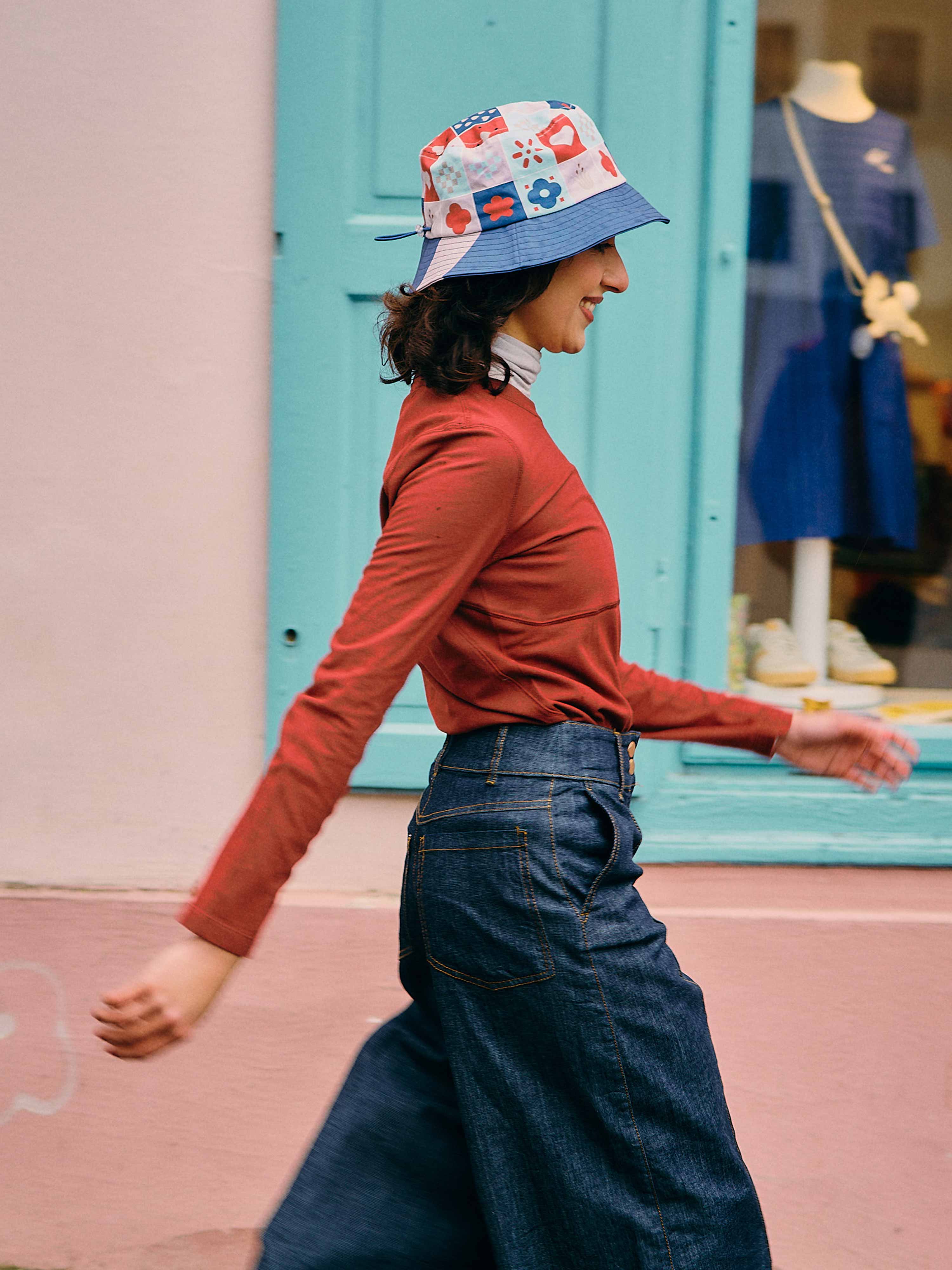 Das Longsleeve "Isabella" in der Farbe Burgund passt perfekt zum Bucket Hat "Jamie".
