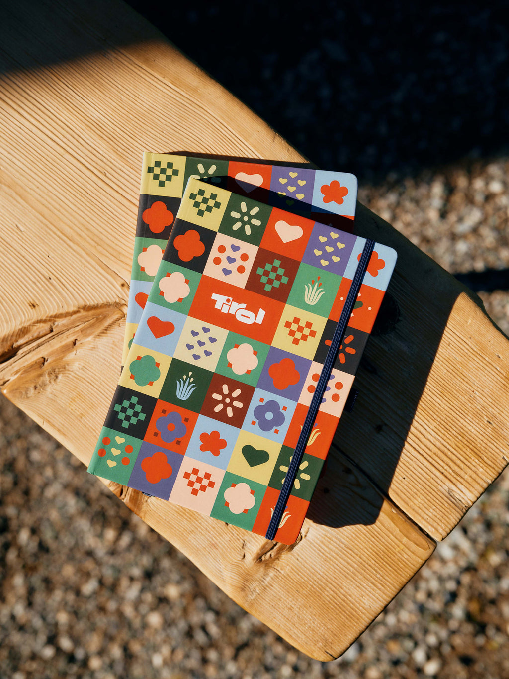 Ein buntes Notizbuch mit blauem Elastikband