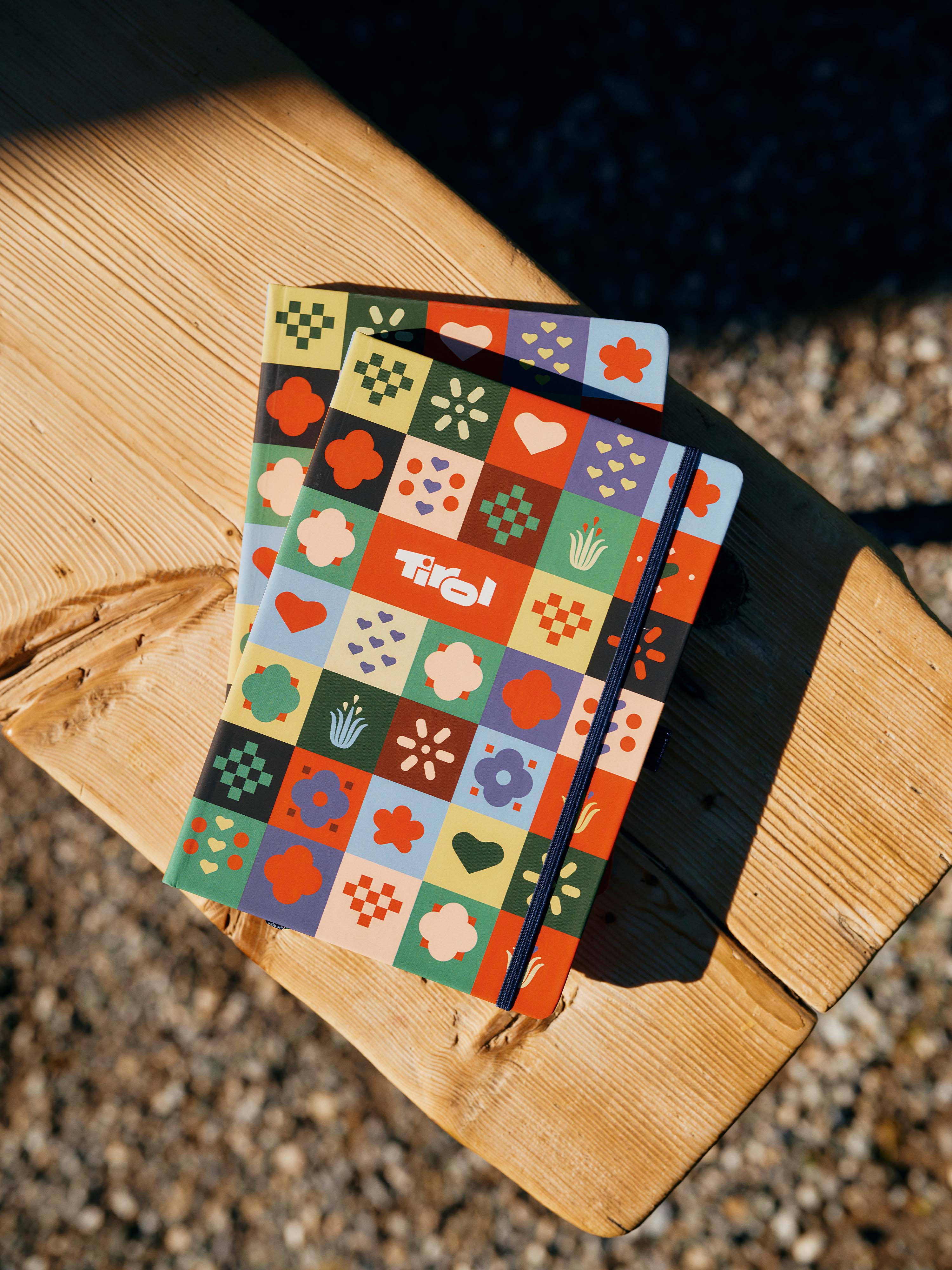 Ein buntes Notizbuch mit blauem Elastikband