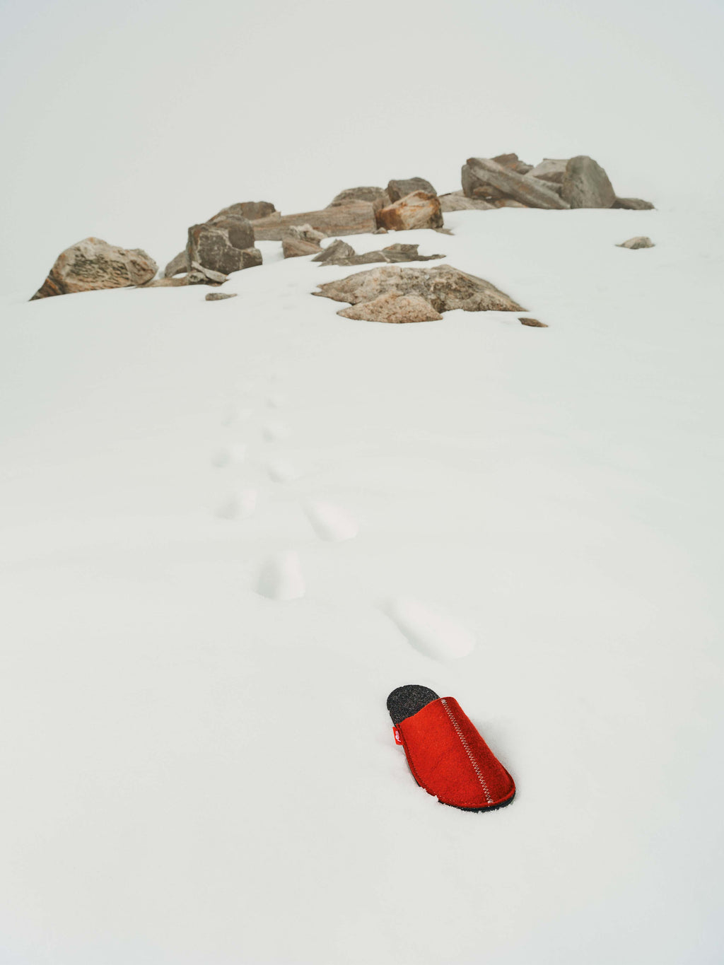 Haus Patschen "Rosi" in der Farbe Rot im Schnee liegend