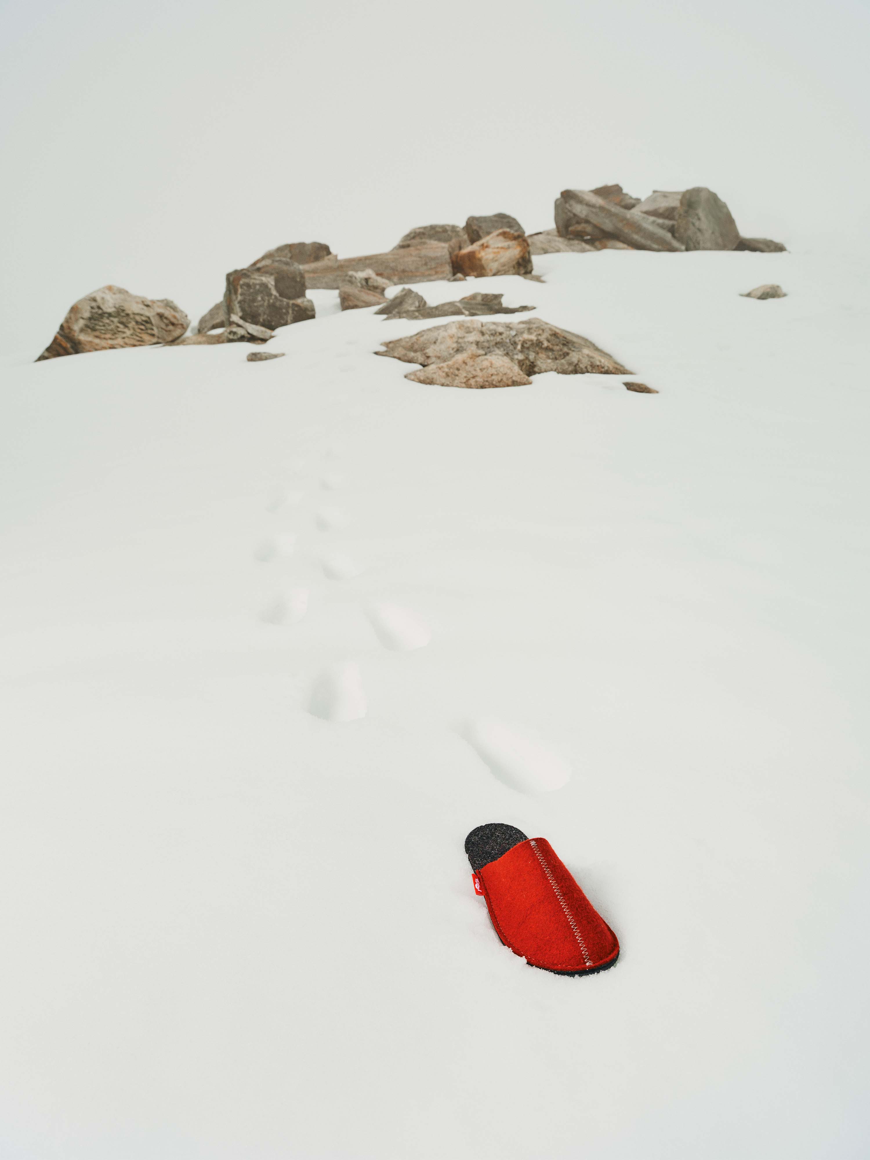 Haus Patschen "Rosi" in der Farbe Rot im Schnee liegend
