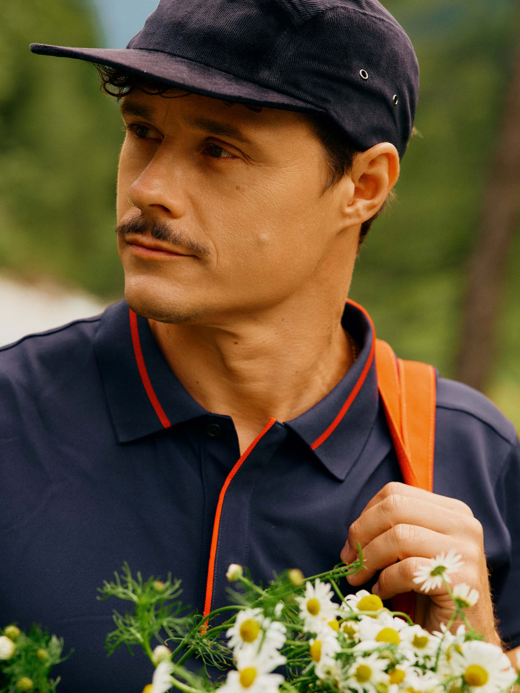 Mann mit Polo Shirt "Peter-Paul" gekleidet