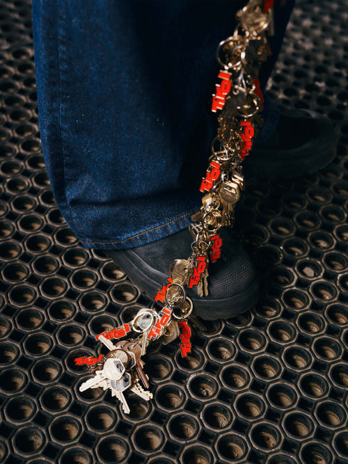 Schlüsselanhänger "Tirol" in Rot aneinander hängend am Schlüsselbund