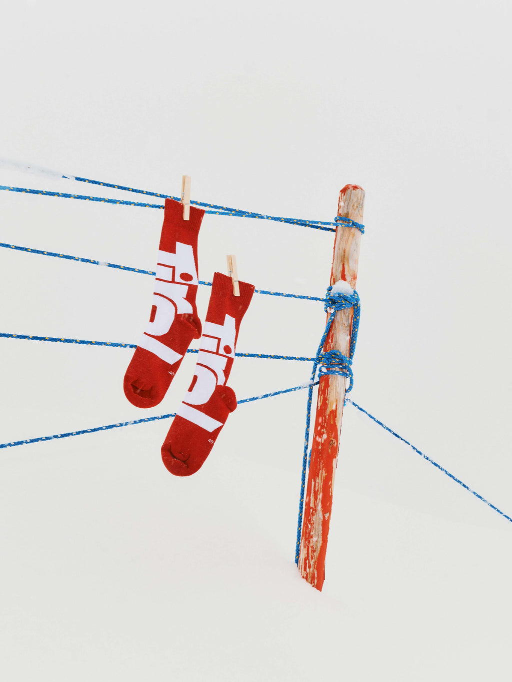 Rote Socken "Tirol" mit weissem Tirol-Logo.