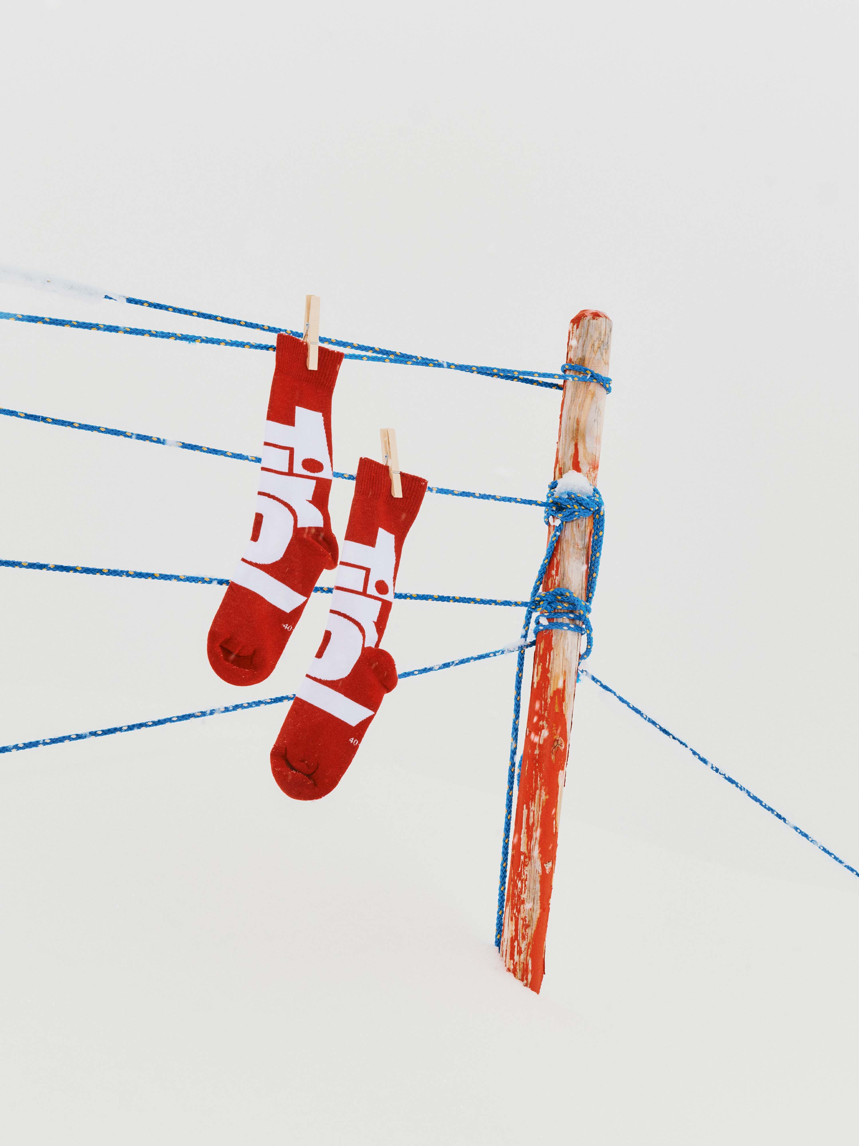 Rote Socken "Tirol" mit weissem Tirol-Logo.