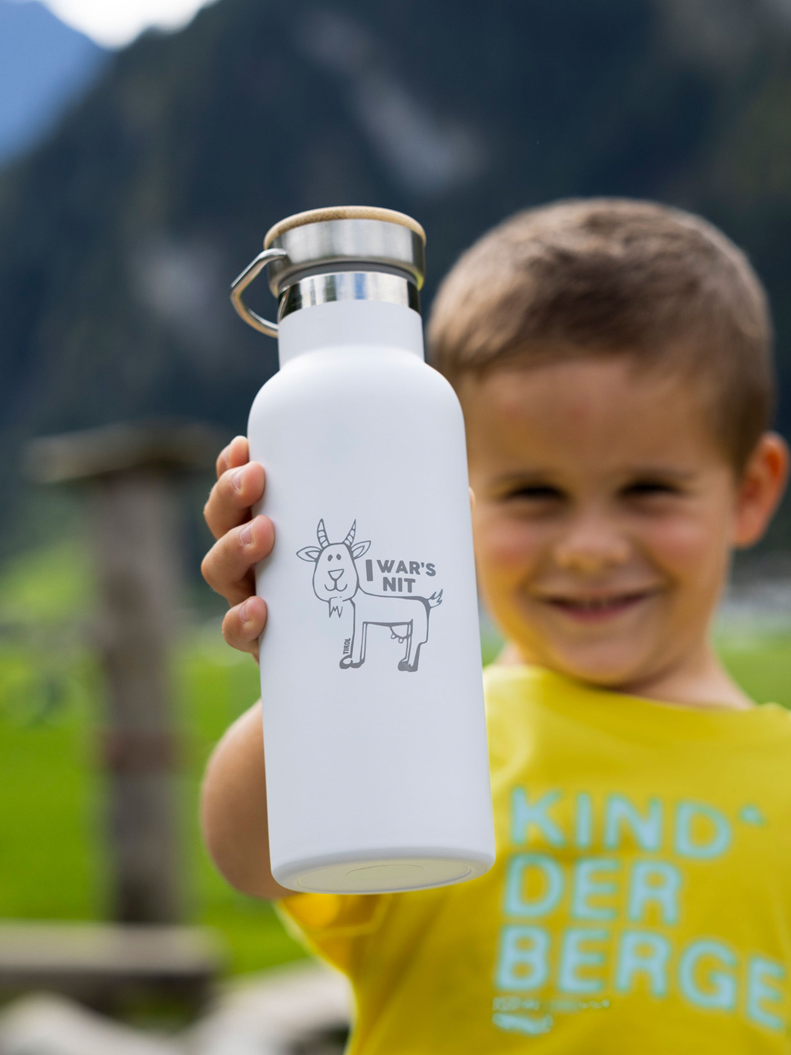 Junge mit Stahltrinkflache in der Hand