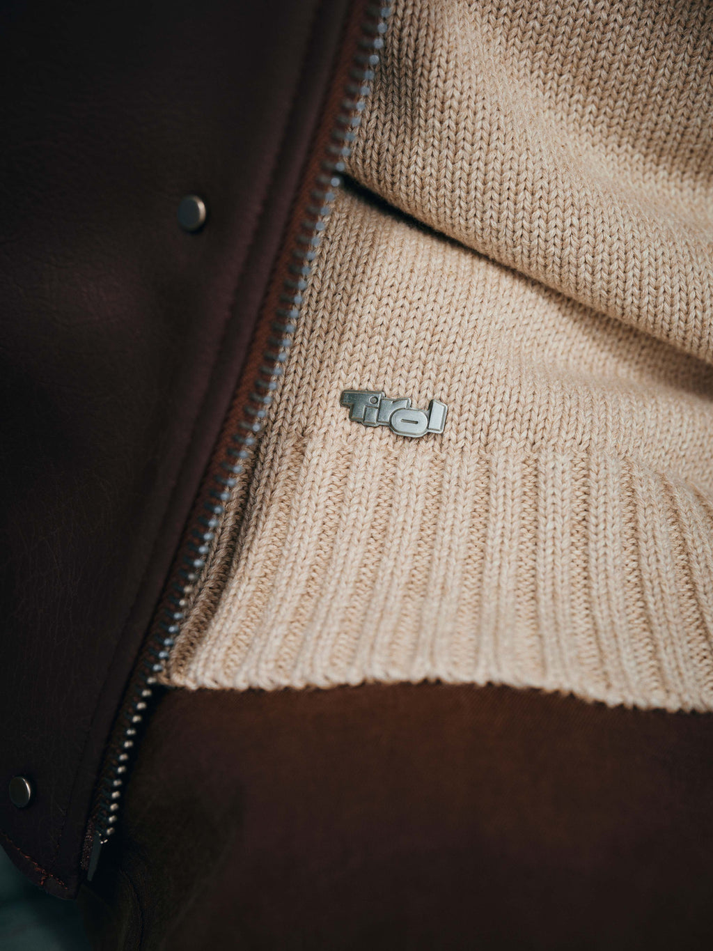 Trojer "Eckard" in Beige mit dezentem Tirol Metall-Label