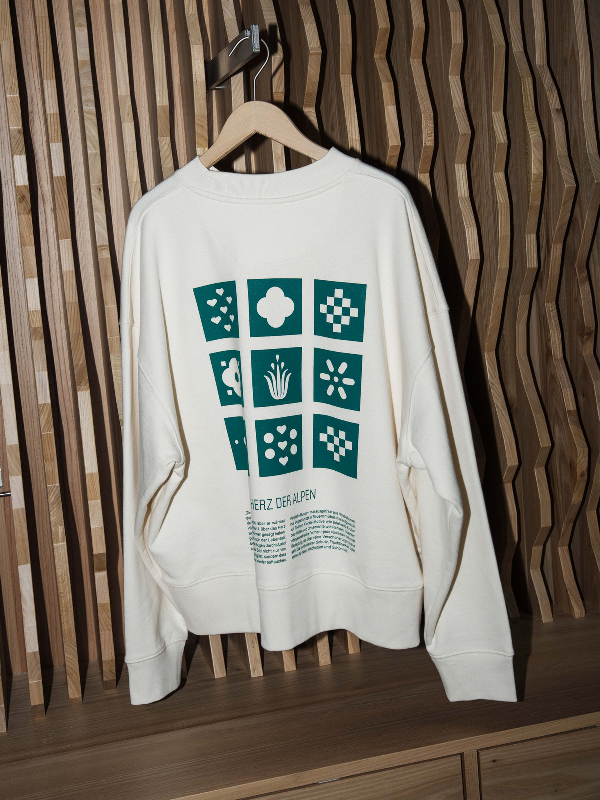 Unisex Sweater "Toni" in Hellbeige mit grünem Print am Rücken