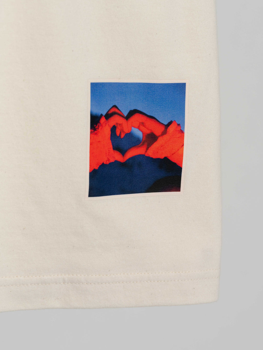 Kleiner Foto-Print auf der rechten, unteren Hinterseite vom Unisex T-Shirt "Fernerkogel"